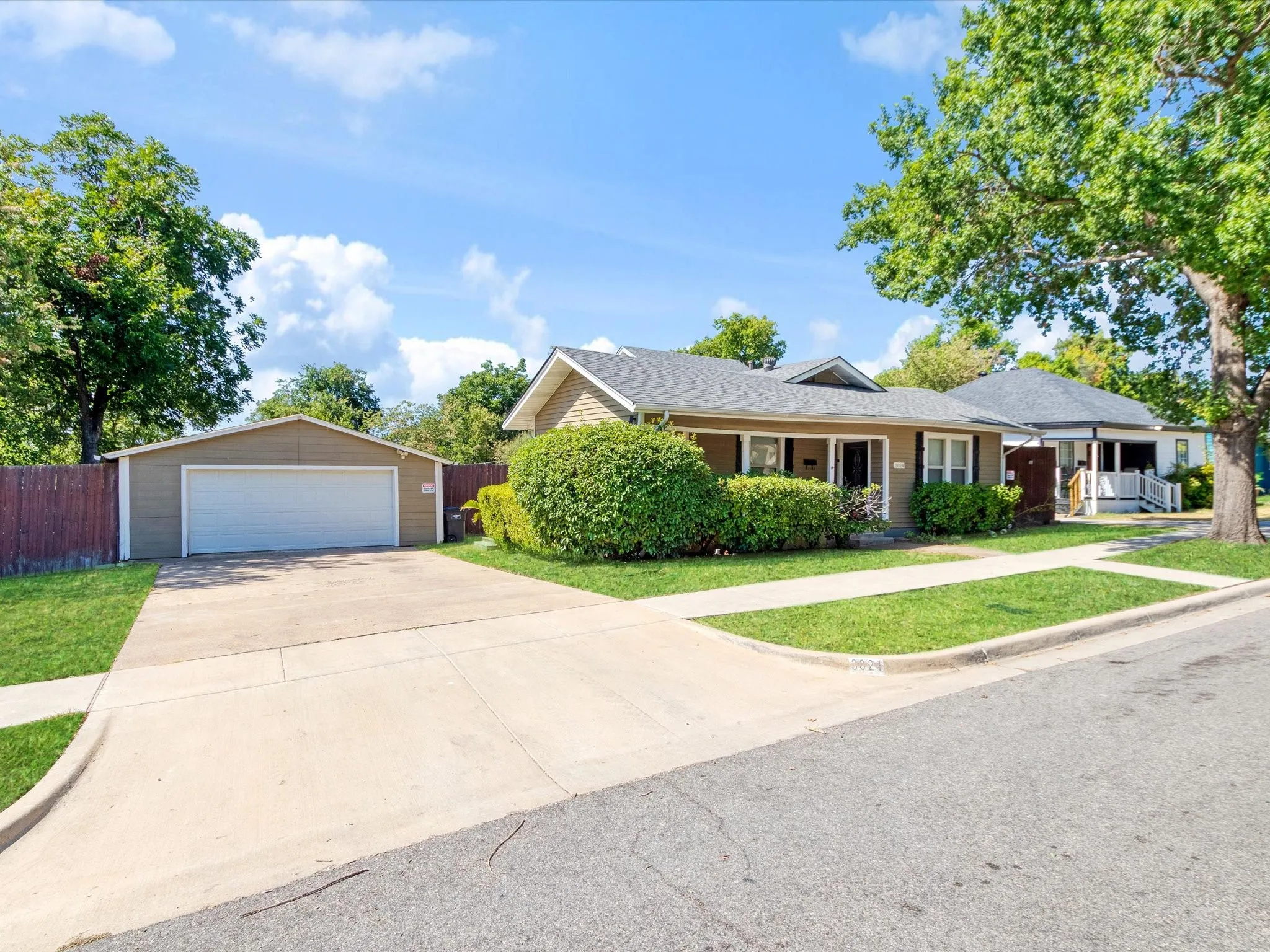 Single Family Residence For Sale in Tarrant County , 3024 Purington Avenue, Fort Worth, Texas 76103, 4 Bedroom, 2 Bathroom, 2 Garage spaces, 1,408 Sqft, built in 1927, mls#21362353, Real Estate Agent in Fort Worth, Homes For Sale in Tarrant county, Homes For Sale in Fort Worth, Realtor in Fort Worth Texas, Real Estate Brokerage Independent Realty Texas, Luminita Cordes Realtor