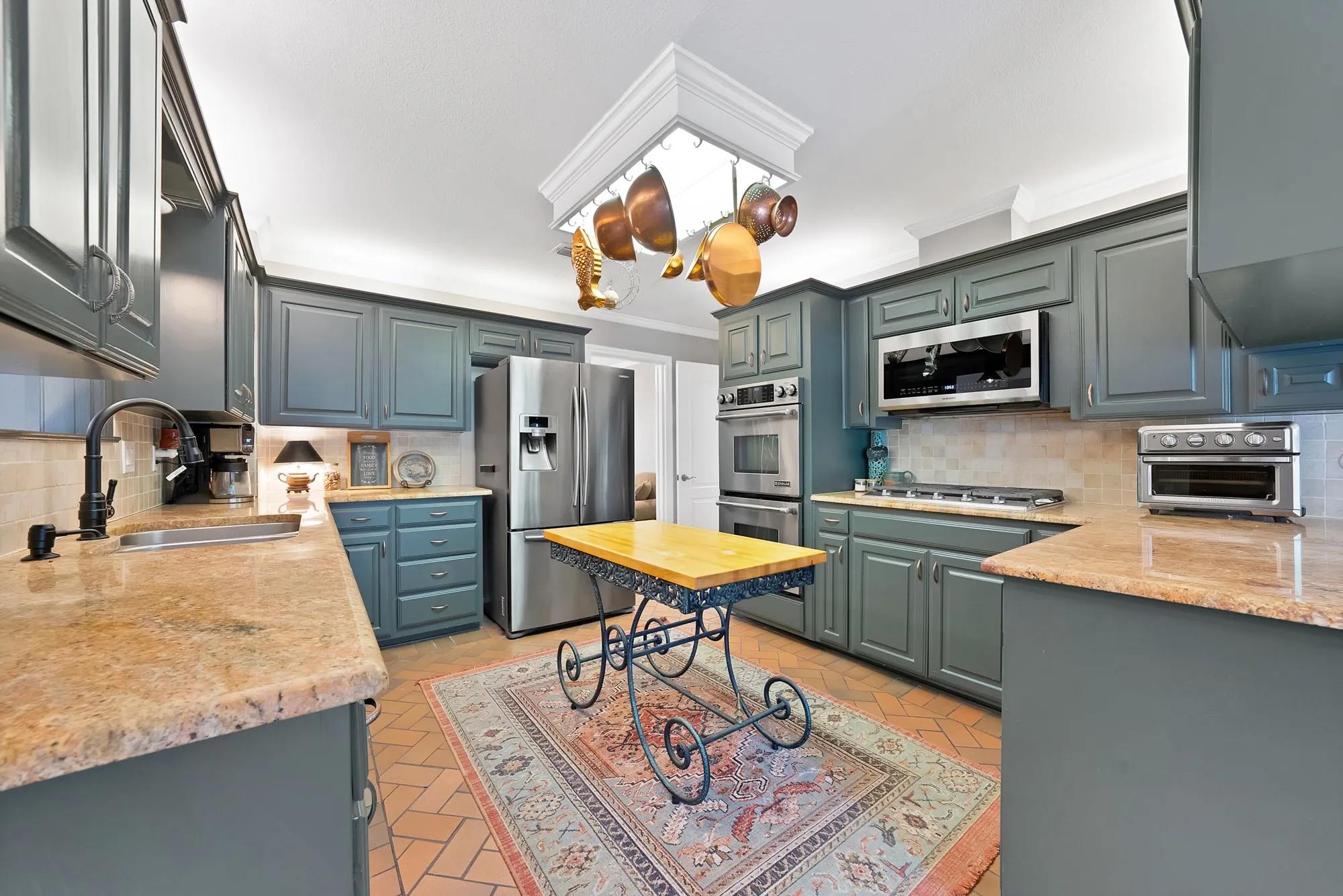 Single Family Residence For Sale in Tarrant County , 3008 Cambridge Drive, Arlington, Texas 76013, 4 Bedroom, 3 Bathroom, 2 Garage spaces, 2,833 Sqft, built in 1966, mls#21374995, Real Estate Agent in Arlington, Homes For Sale in Tarrant county, Homes For Sale in Arlington, Realtor in Arlington Texas, Real Estate Brokerage Independent Realty Texas, Luminita Cordes Realtor
