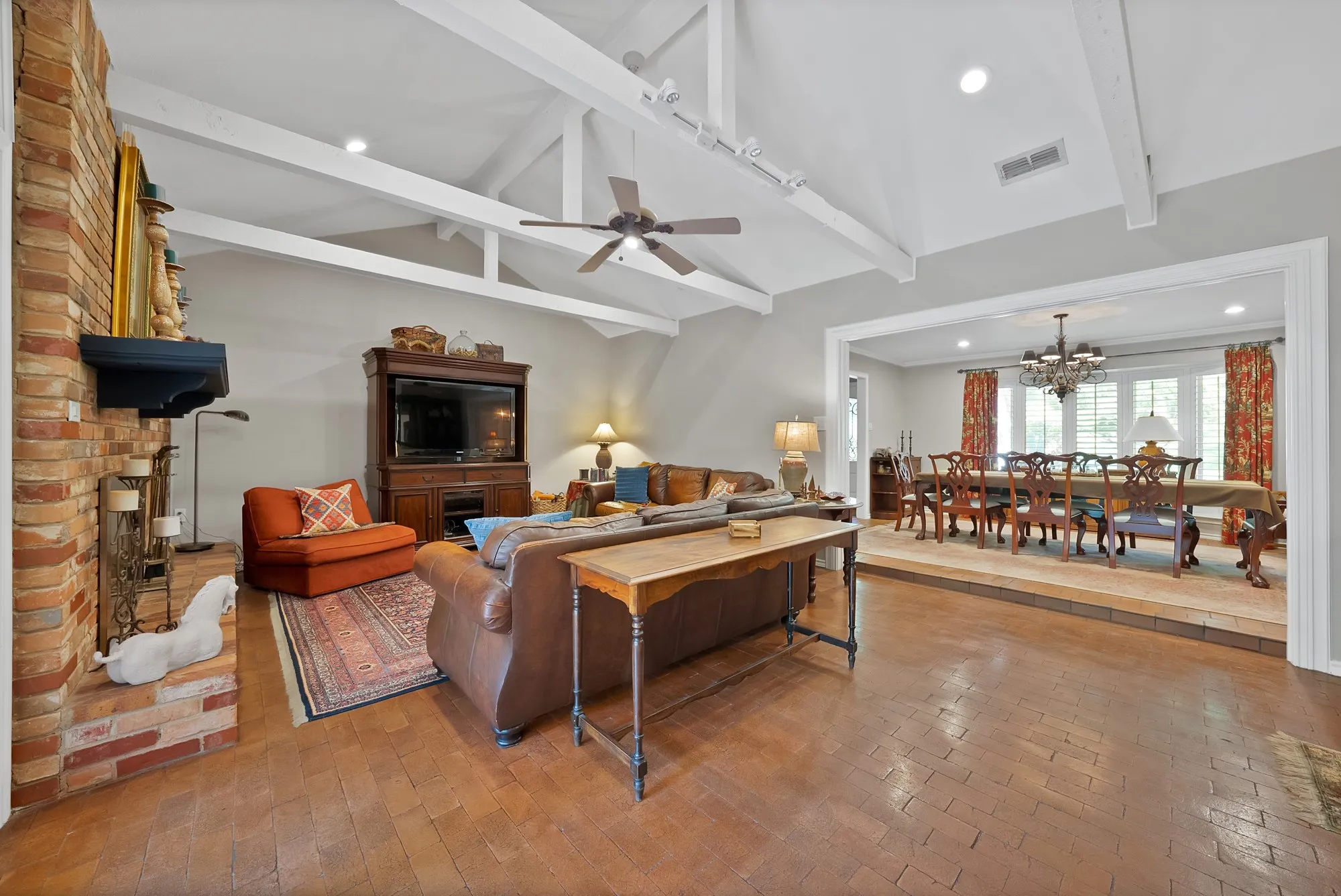 Single Family Residence For Sale in Tarrant County , 3008 Cambridge Drive, Arlington, Texas 76013, 4 Bedroom, 3 Bathroom, 2 Garage spaces, 2,833 Sqft, built in 1966, mls#21374995, Real Estate Agent in Arlington, Homes For Sale in Tarrant county, Homes For Sale in Arlington, Realtor in Arlington Texas, Real Estate Brokerage Independent Realty Texas, Luminita Cordes Realtor