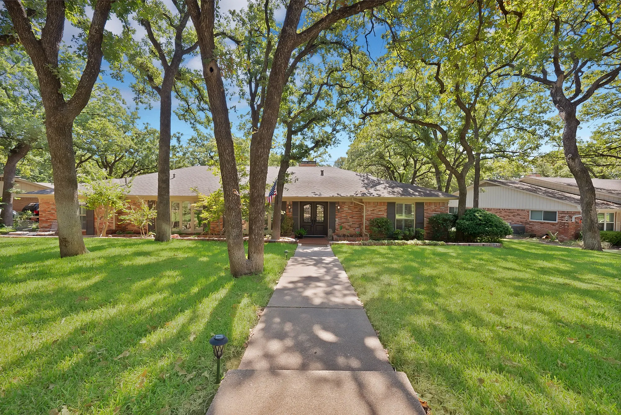 Single Family Residence For Sale in Tarrant County , 3008 Cambridge Drive, Arlington, Texas 76013, 4 Bedroom, 3 Bathroom, 2 Garage spaces, 2,833 Sqft, built in 1966, mls#21374995, Real Estate Agent in Arlington, Homes For Sale in Tarrant county, Homes For Sale in Arlington, Realtor in Arlington Texas, Real Estate Brokerage Independent Realty Texas, Luminita Cordes Realtor