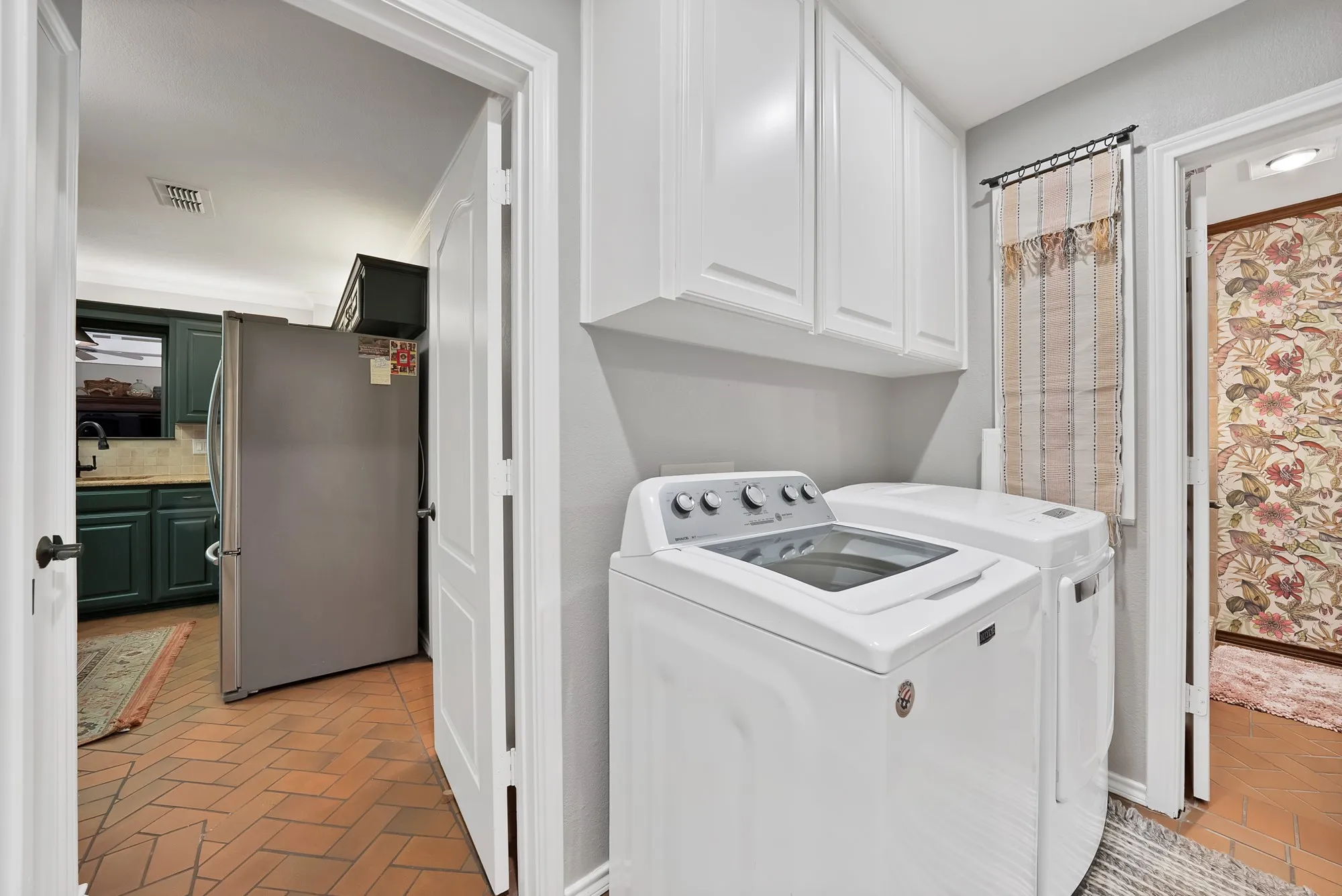 Single Family Residence For Sale in Tarrant County , 3008 Cambridge Drive, Arlington, Texas 76013, 4 Bedroom, 3 Bathroom, 2 Garage spaces, 2,833 Sqft, built in 1966, mls#21374995, Real Estate Agent in Arlington, Homes For Sale in Tarrant county, Homes For Sale in Arlington, Realtor in Arlington Texas, Real Estate Brokerage Independent Realty Texas, Luminita Cordes Realtor