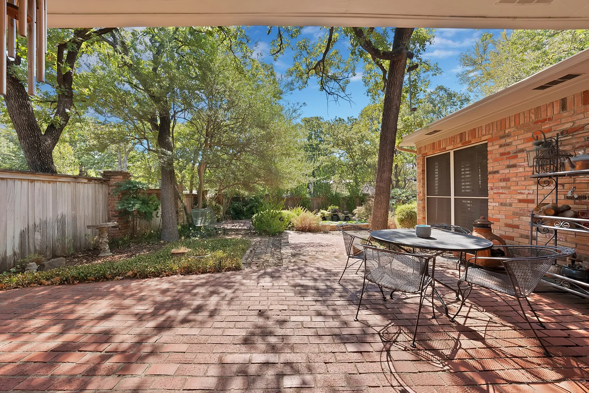 Single Family Residence For Sale in Tarrant County , 3008 Cambridge Drive, Arlington, Texas 76013, 4 Bedroom, 3 Bathroom, 2 Garage spaces, 2,833 Sqft, built in 1966, mls#21374995, Real Estate Agent in Arlington, Homes For Sale in Tarrant county, Homes For Sale in Arlington, Realtor in Arlington Texas, Real Estate Brokerage Independent Realty Texas, Luminita Cordes Realtor