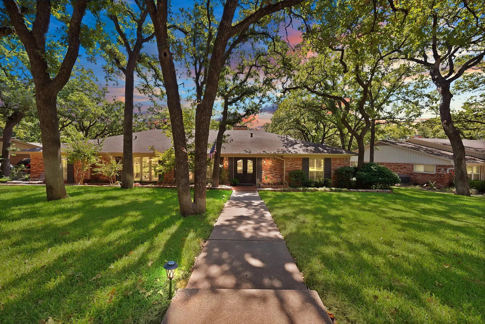 Single Family Residence For Sale in Tarrant County , 3008 Cambridge Drive, Arlington, Texas 76013, 4 Bedroom, 3 Bathroom, 2 Garage spaces, 2,833 Sqft, built in 1966, mls#21374995, Real Estate Agent in Arlington, Homes For Sale in Tarrant county, Homes For Sale in Arlington, Realtor in Arlington Texas, Real Estate Brokerage Independent Realty Texas, Luminita Cordes Realtor