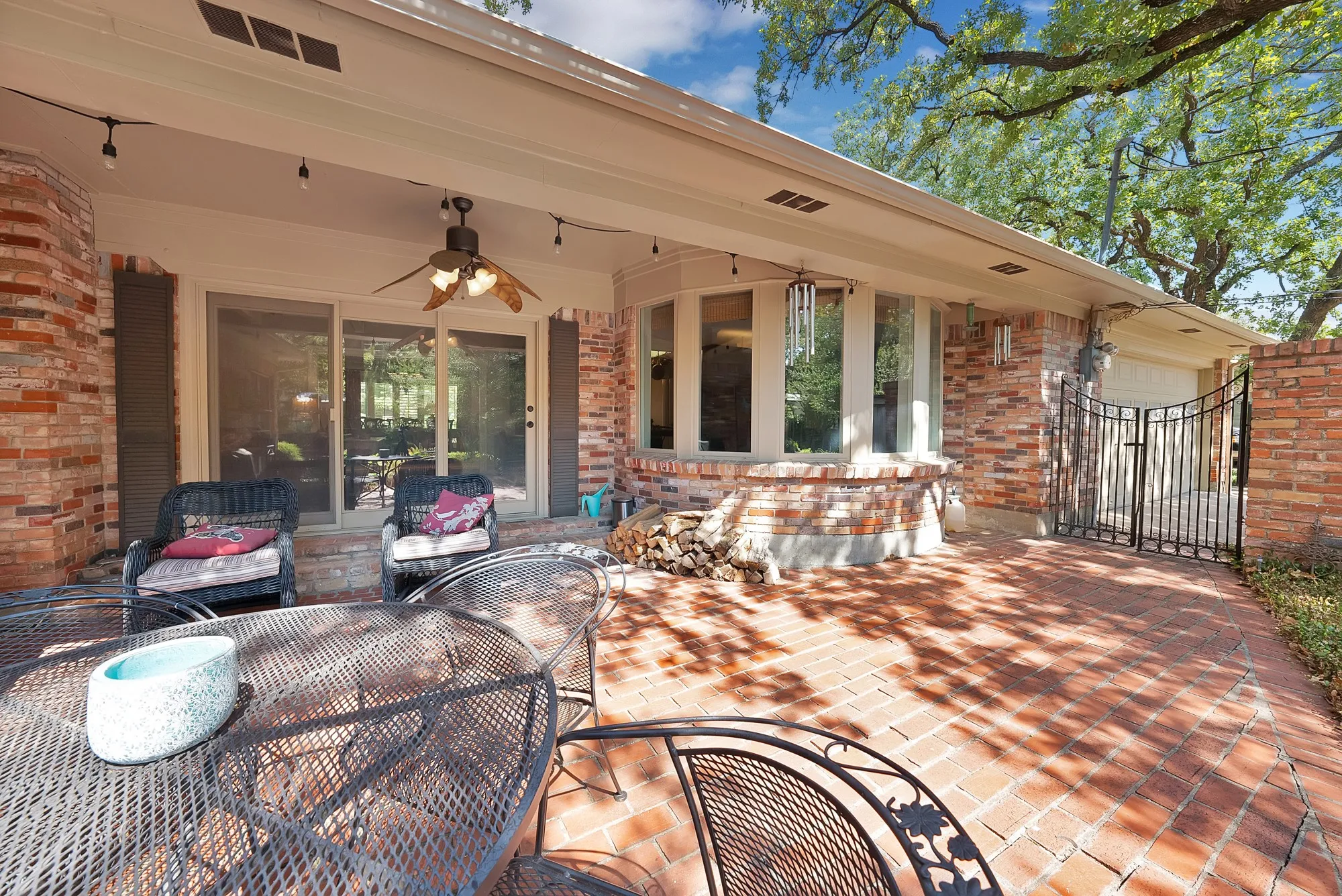 Single Family Residence For Sale in Tarrant County , 3008 Cambridge Drive, Arlington, Texas 76013, 4 Bedroom, 3 Bathroom, 2 Garage spaces, 2,833 Sqft, built in 1966, mls#21374995, Real Estate Agent in Arlington, Homes For Sale in Tarrant county, Homes For Sale in Arlington, Realtor in Arlington Texas, Real Estate Brokerage Independent Realty Texas, Luminita Cordes Realtor