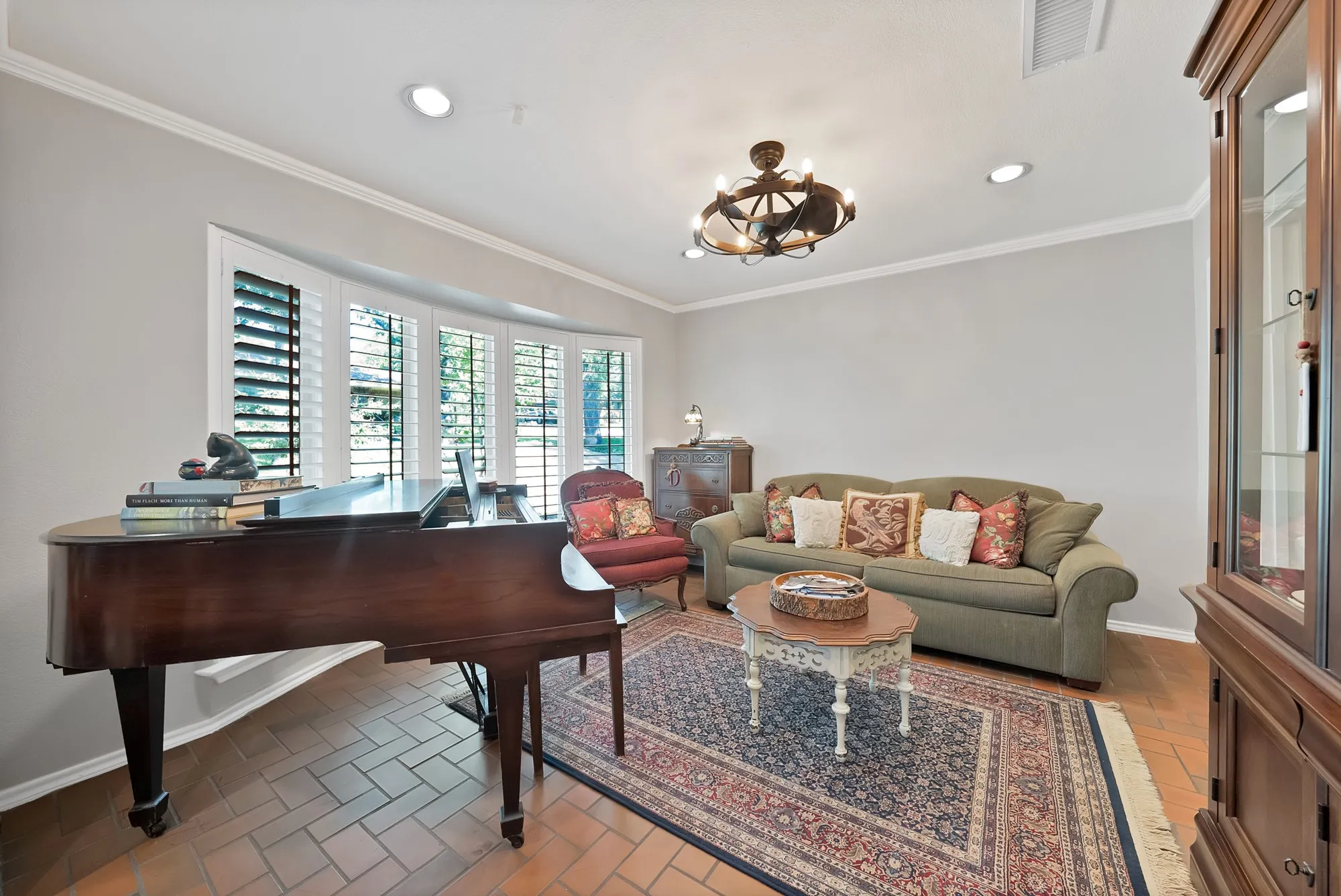 Single Family Residence For Sale in Tarrant County , 3008 Cambridge Drive, Arlington, Texas 76013, 4 Bedroom, 3 Bathroom, 2 Garage spaces, 2,833 Sqft, built in 1966, mls#21374995, Real Estate Agent in Arlington, Homes For Sale in Tarrant county, Homes For Sale in Arlington, Realtor in Arlington Texas, Real Estate Brokerage Independent Realty Texas, Luminita Cordes Realtor