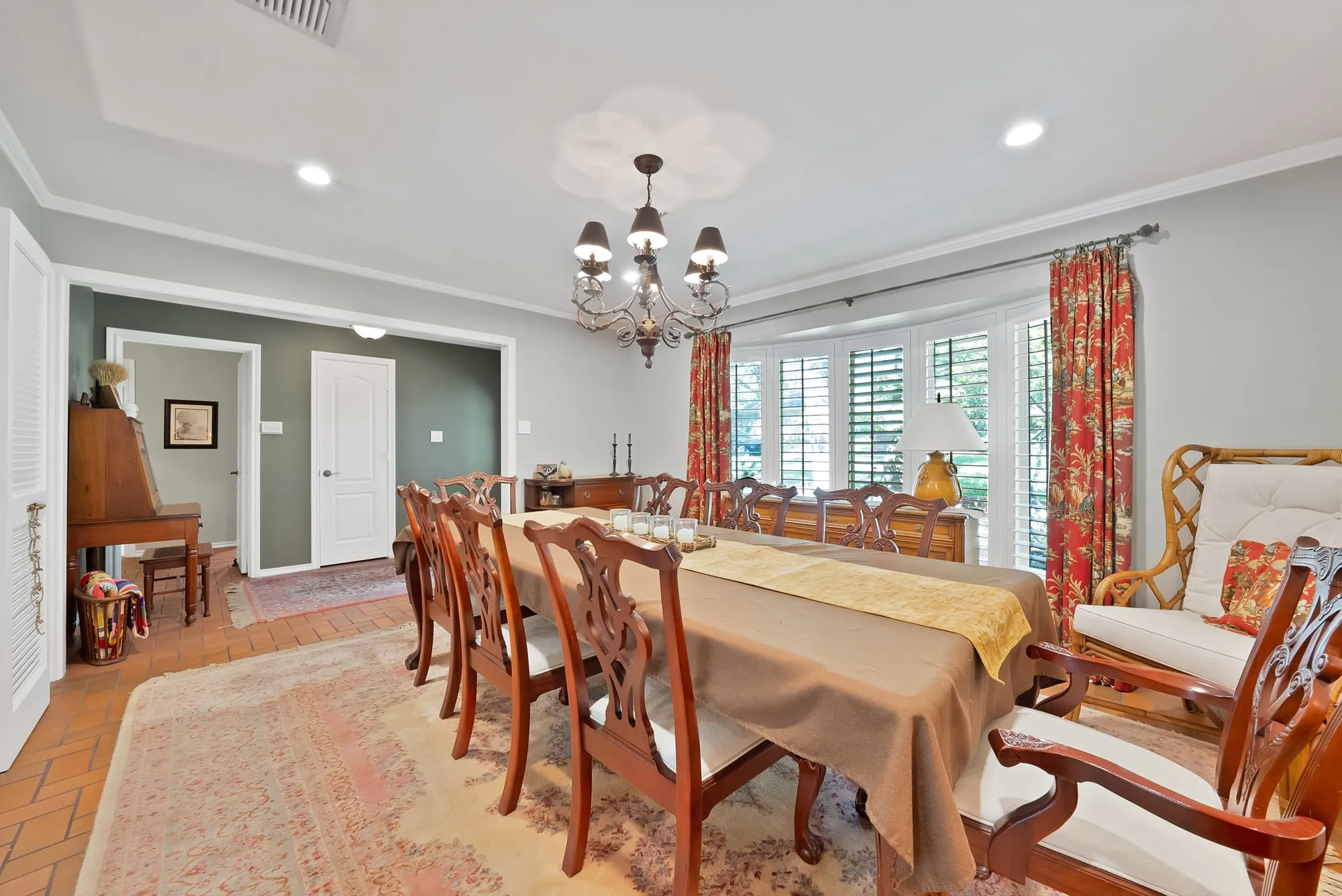 Single Family Residence For Sale in Tarrant County , 3008 Cambridge Drive, Arlington, Texas 76013, 4 Bedroom, 3 Bathroom, 2 Garage spaces, 2,833 Sqft, built in 1966, mls#21374995, Real Estate Agent in Arlington, Homes For Sale in Tarrant county, Homes For Sale in Arlington, Realtor in Arlington Texas, Real Estate Brokerage Independent Realty Texas, Luminita Cordes Realtor