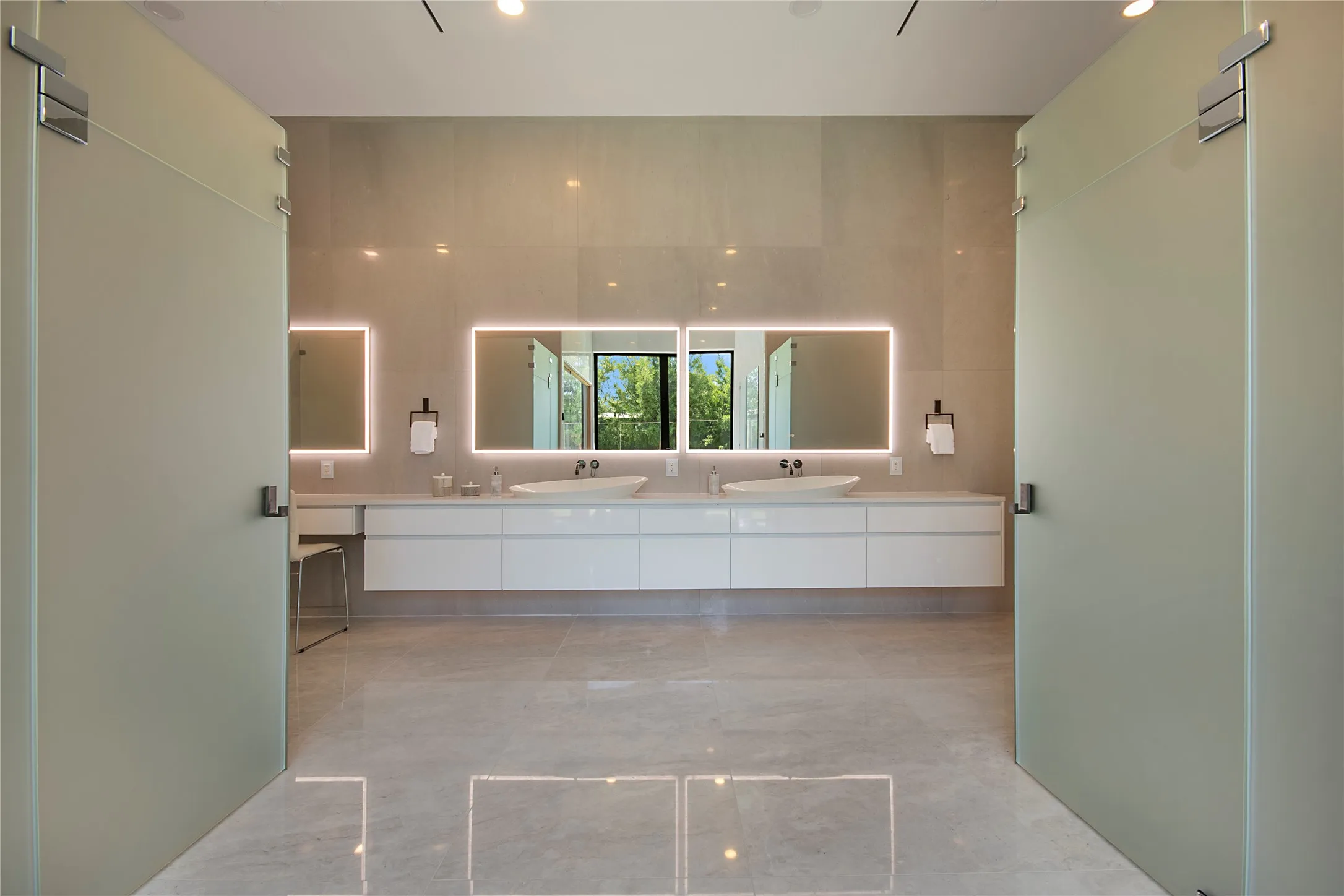 Dual vessel sinks with wall-mounted faucets
