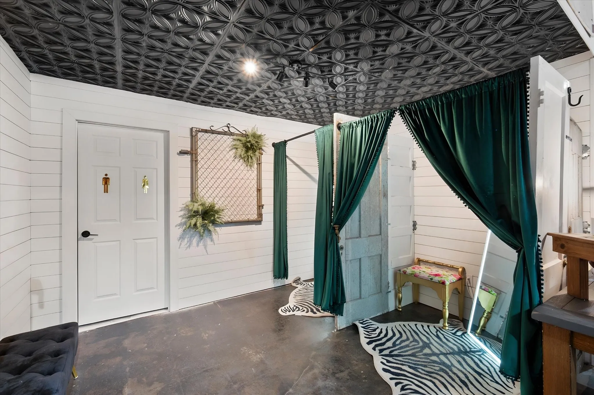 Single Family Residence For Sale in Freestone County , 503. E Commerce Street 513, Fairfield, Texas 75840, 1 Bedroom, 2 Bathroom, Garage spaces, 4,200 Sqft, built in 1979, mls#21376044, Real Estate Agent in Fairfield, Homes For Sale in Freestone county, Homes For Sale in Fairfield, Realtor in Fairfield Texas, Real Estate Brokerage Independent Realty Texas, Luminita Cordes Realtor