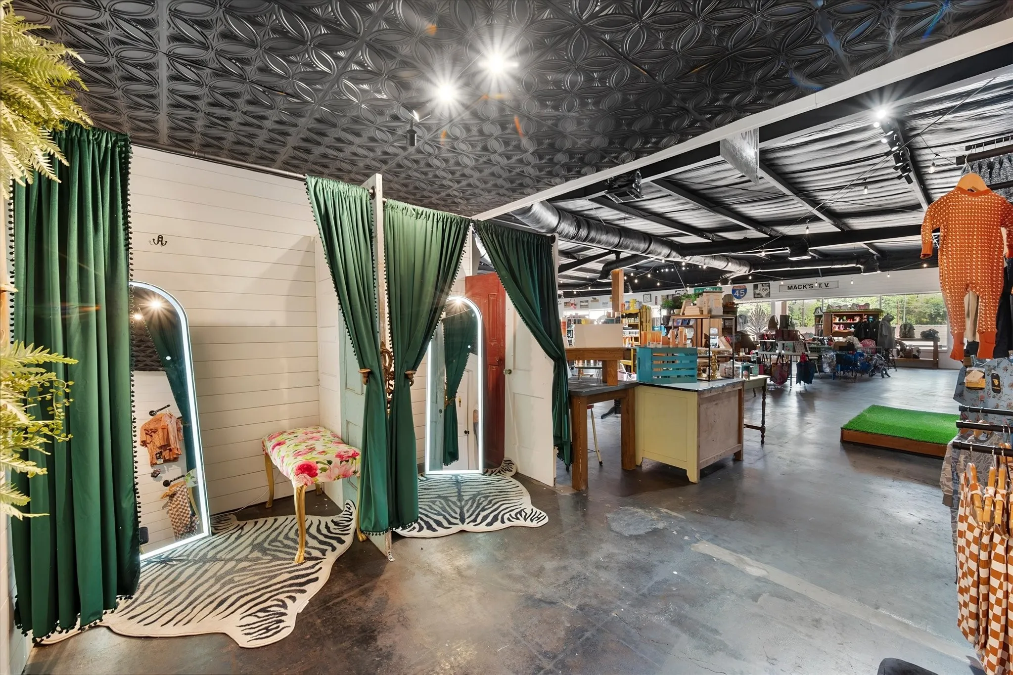 Single Family Residence For Sale in Freestone County , 503. E Commerce Street 513, Fairfield, Texas 75840, 1 Bedroom, 2 Bathroom, Garage spaces, 4,200 Sqft, built in 1979, mls#21376044, Real Estate Agent in Fairfield, Homes For Sale in Freestone county, Homes For Sale in Fairfield, Realtor in Fairfield Texas, Real Estate Brokerage Independent Realty Texas, Luminita Cordes Realtor