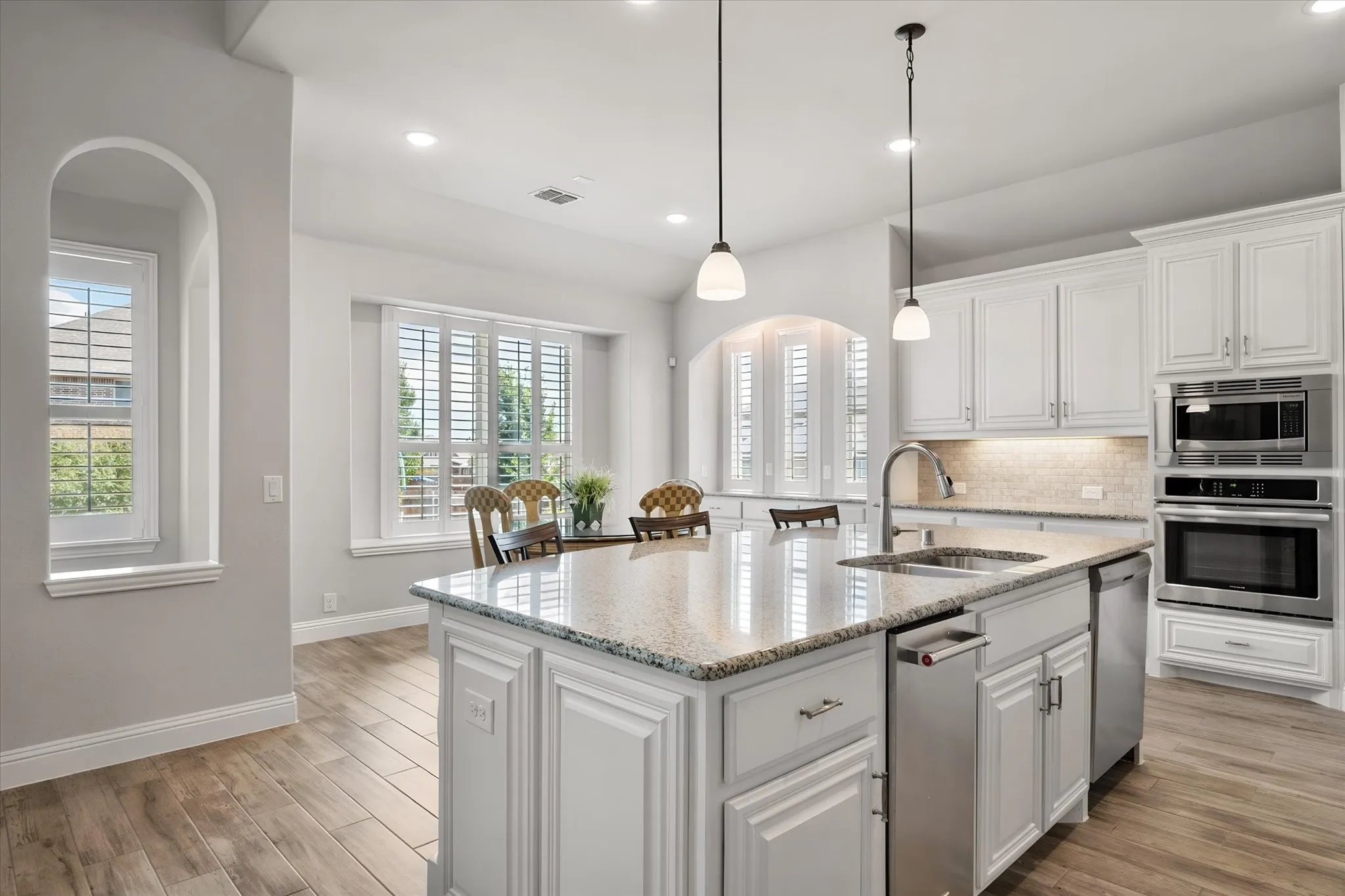 Large Island with breakfast bar area and prep cook space