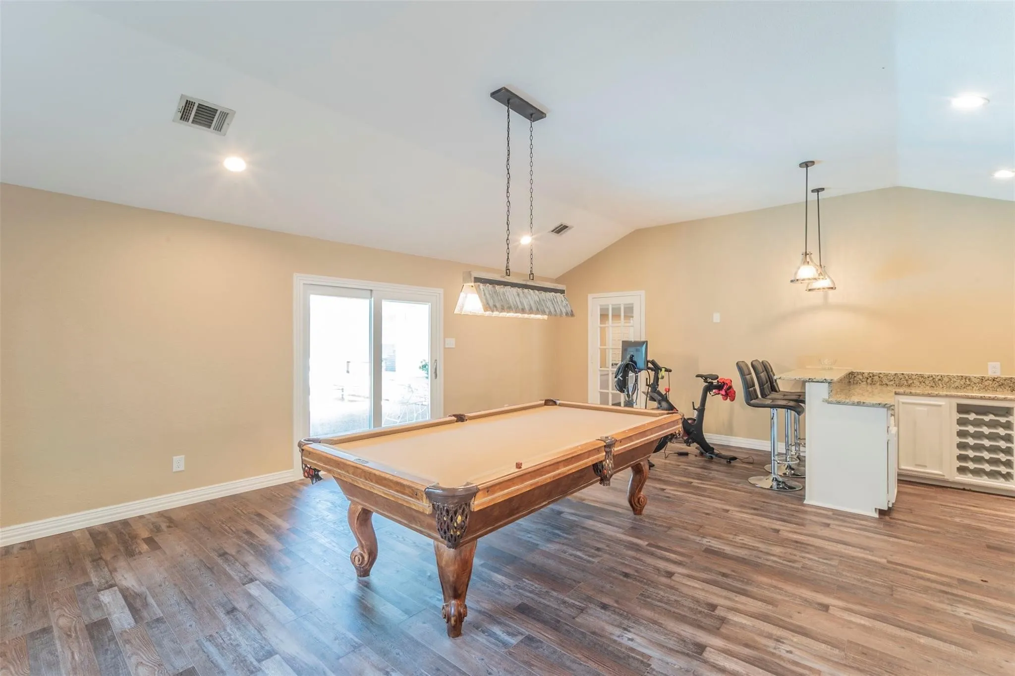 Single Family Residence For Sale in Tarrant County , 1804 Lincolnshire Drive, Bedford, Texas 76021, 3 Bedroom, 2 Bathroom, 2 Garage spaces, 2,546 Sqft, built in 1972, mls#21376018, Real Estate Agent in Bedford, Homes For Sale in Tarrant county, Homes For Sale in Bedford, Realtor in Bedford Texas, Real Estate Brokerage Independent Realty Texas, Luminita Cordes Realtor