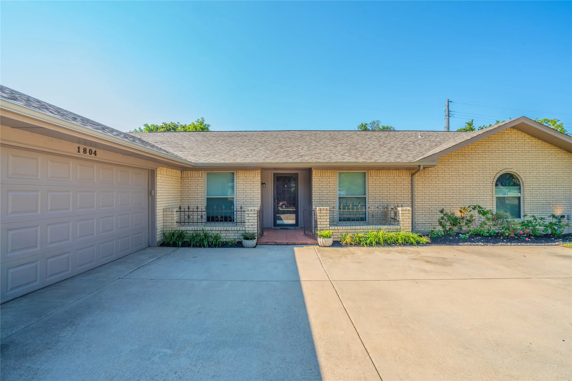 Single Family Residence For Sale in Tarrant County , 1804 Lincolnshire Drive, Bedford, Texas 76021, 3 Bedroom, 2 Bathroom, 2 Garage spaces, 2,546 Sqft, built in 1972, mls#21376018, Real Estate Agent in Bedford, Homes For Sale in Tarrant county, Homes For Sale in Bedford, Realtor in Bedford Texas, Real Estate Brokerage Independent Realty Texas, Luminita Cordes Realtor