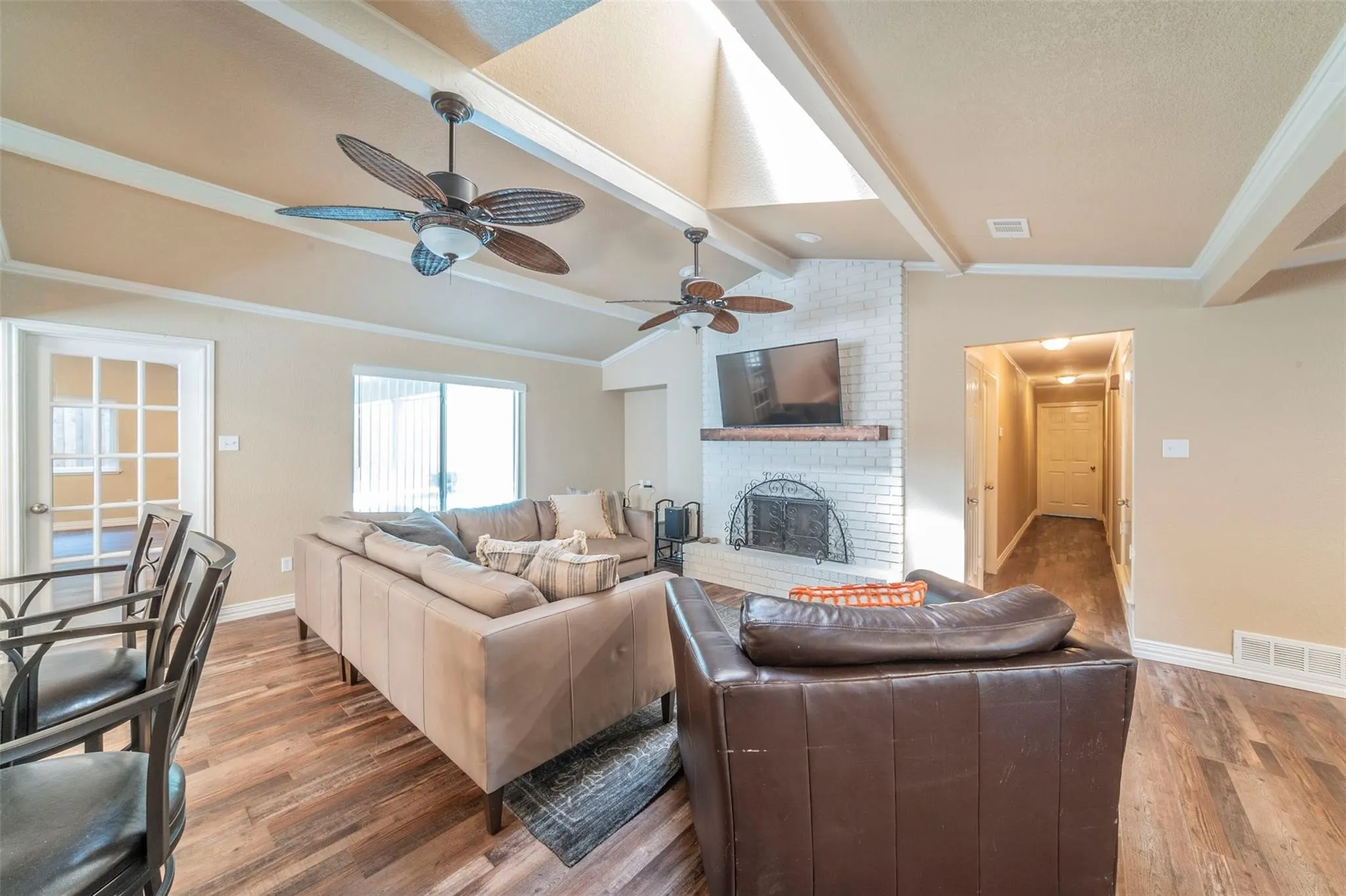 Single Family Residence For Sale in Tarrant County , 1804 Lincolnshire Drive, Bedford, Texas 76021, 3 Bedroom, 2 Bathroom, 2 Garage spaces, 2,546 Sqft, built in 1972, mls#21376018, Real Estate Agent in Bedford, Homes For Sale in Tarrant county, Homes For Sale in Bedford, Realtor in Bedford Texas, Real Estate Brokerage Independent Realty Texas, Luminita Cordes Realtor