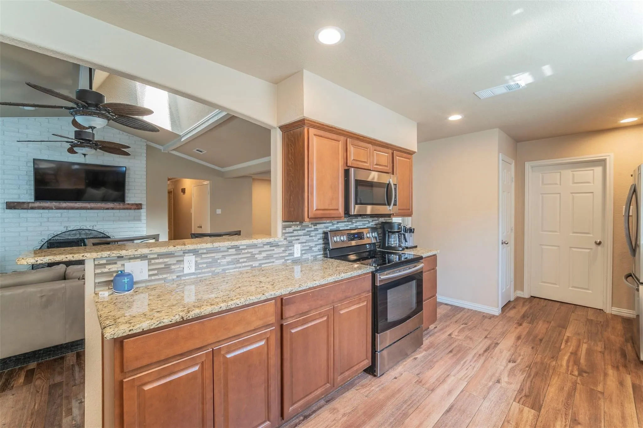 Single Family Residence For Sale in Tarrant County , 1804 Lincolnshire Drive, Bedford, Texas 76021, 3 Bedroom, 2 Bathroom, 2 Garage spaces, 2,546 Sqft, built in 1972, mls#21376018, Real Estate Agent in Bedford, Homes For Sale in Tarrant county, Homes For Sale in Bedford, Realtor in Bedford Texas, Real Estate Brokerage Independent Realty Texas, Luminita Cordes Realtor