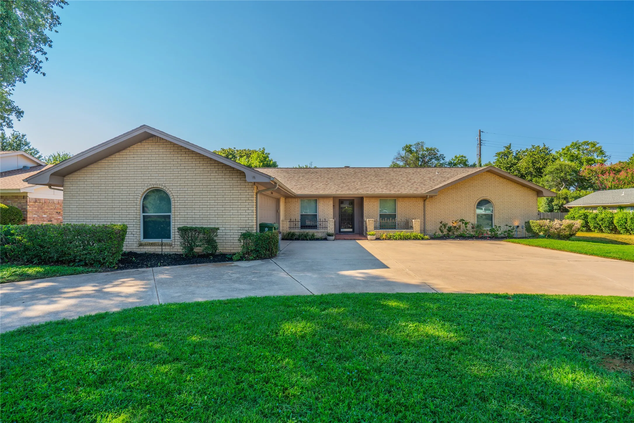 Single Family Residence For Sale in Tarrant County , 1804 Lincolnshire Drive, Bedford, Texas 76021, 3 Bedroom, 2 Bathroom, 2 Garage spaces, 2,546 Sqft, built in 1972, mls#21376018, Real Estate Agent in Bedford, Homes For Sale in Tarrant county, Homes For Sale in Bedford, Realtor in Bedford Texas, Real Estate Brokerage Independent Realty Texas, Luminita Cordes Realtor