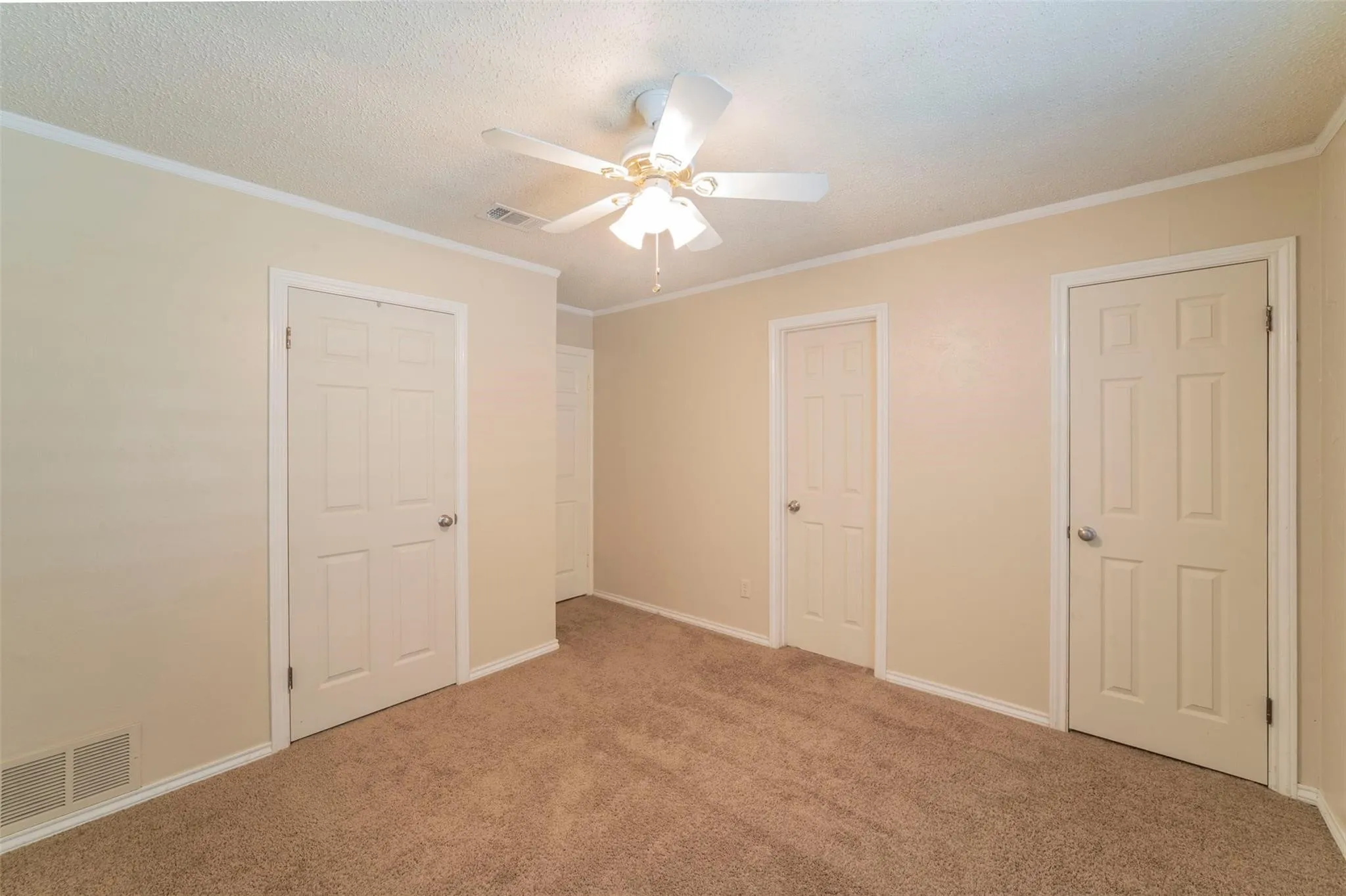 Single Family Residence For Sale in Tarrant County , 1804 Lincolnshire Drive, Bedford, Texas 76021, 3 Bedroom, 2 Bathroom, 2 Garage spaces, 2,546 Sqft, built in 1972, mls#21376018, Real Estate Agent in Bedford, Homes For Sale in Tarrant county, Homes For Sale in Bedford, Realtor in Bedford Texas, Real Estate Brokerage Independent Realty Texas, Luminita Cordes Realtor
