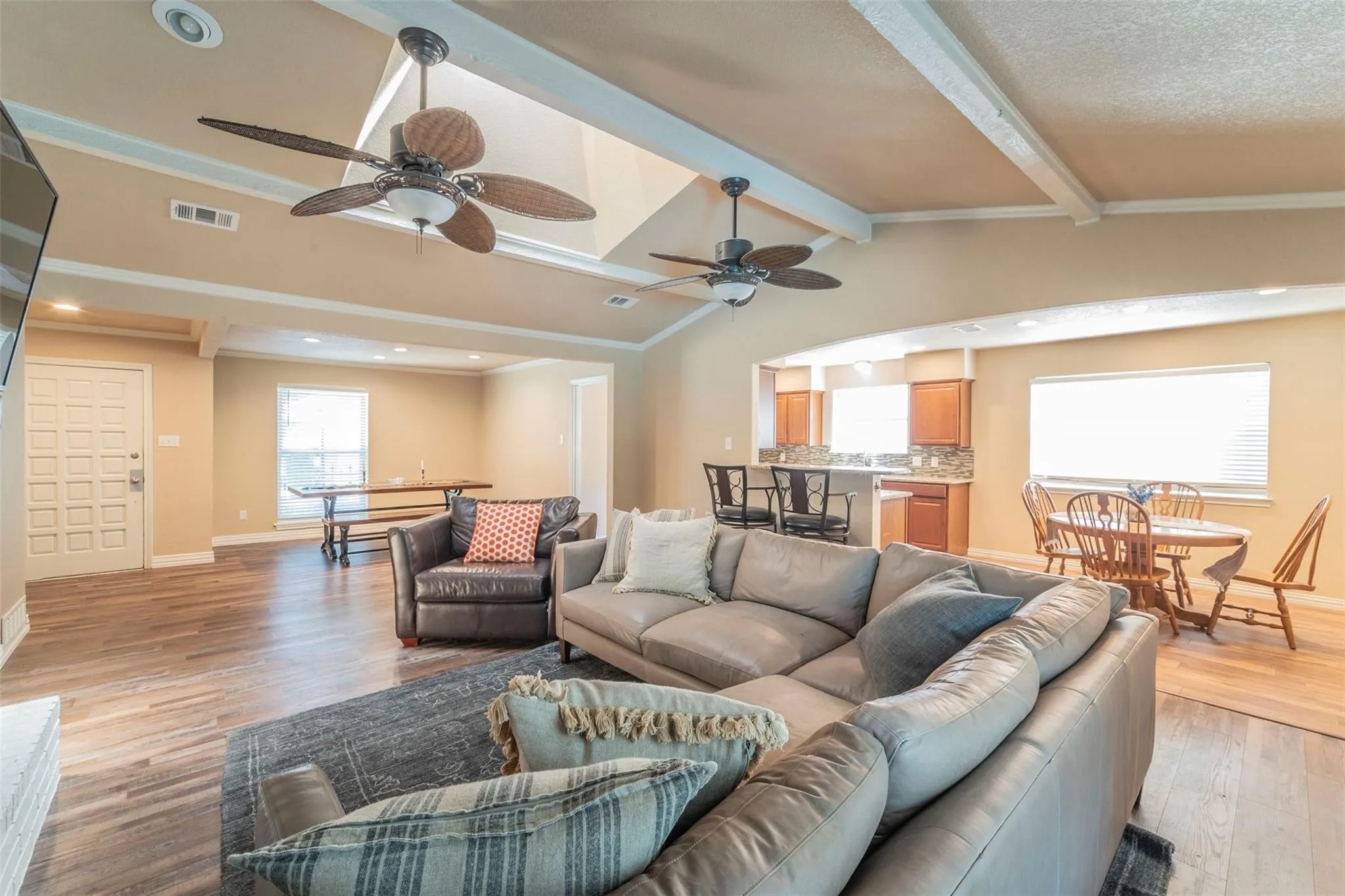 Single Family Residence For Sale in Tarrant County , 1804 Lincolnshire Drive, Bedford, Texas 76021, 3 Bedroom, 2 Bathroom, 2 Garage spaces, 2,546 Sqft, built in 1972, mls#21376018, Real Estate Agent in Bedford, Homes For Sale in Tarrant county, Homes For Sale in Bedford, Realtor in Bedford Texas, Real Estate Brokerage Independent Realty Texas, Luminita Cordes Realtor