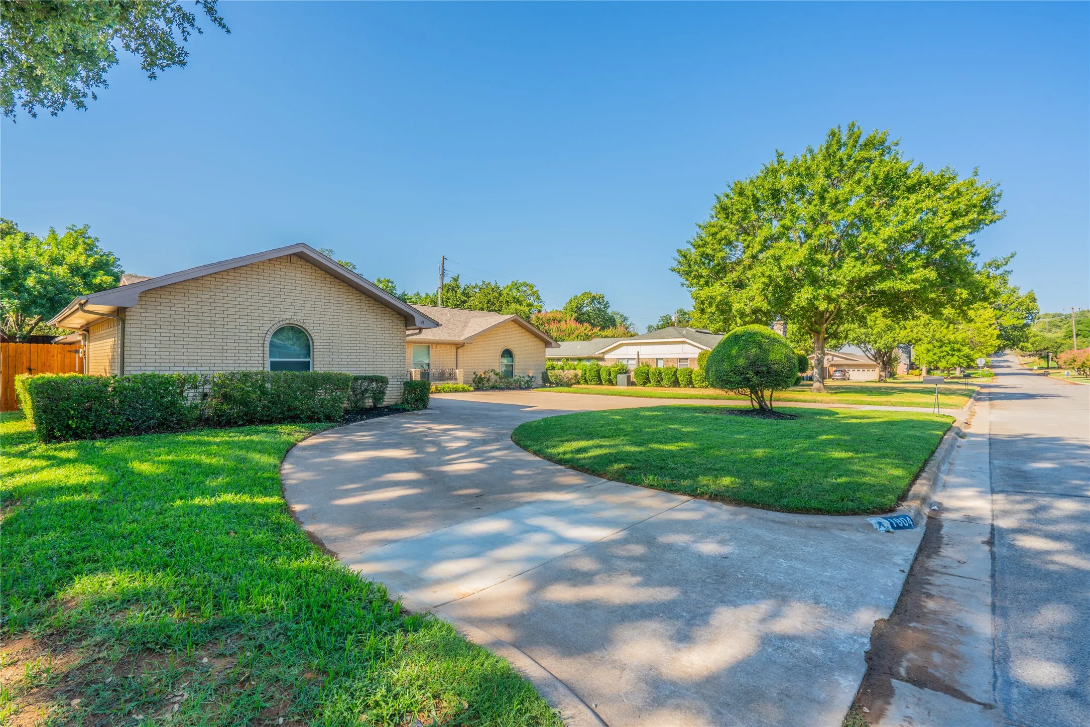 Single Family Residence For Sale in Tarrant County , 1804 Lincolnshire Drive, Bedford, Texas 76021, 3 Bedroom, 2 Bathroom, 2 Garage spaces, 2,546 Sqft, built in 1972, mls#21376018, Real Estate Agent in Bedford, Homes For Sale in Tarrant county, Homes For Sale in Bedford, Realtor in Bedford Texas, Real Estate Brokerage Independent Realty Texas, Luminita Cordes Realtor