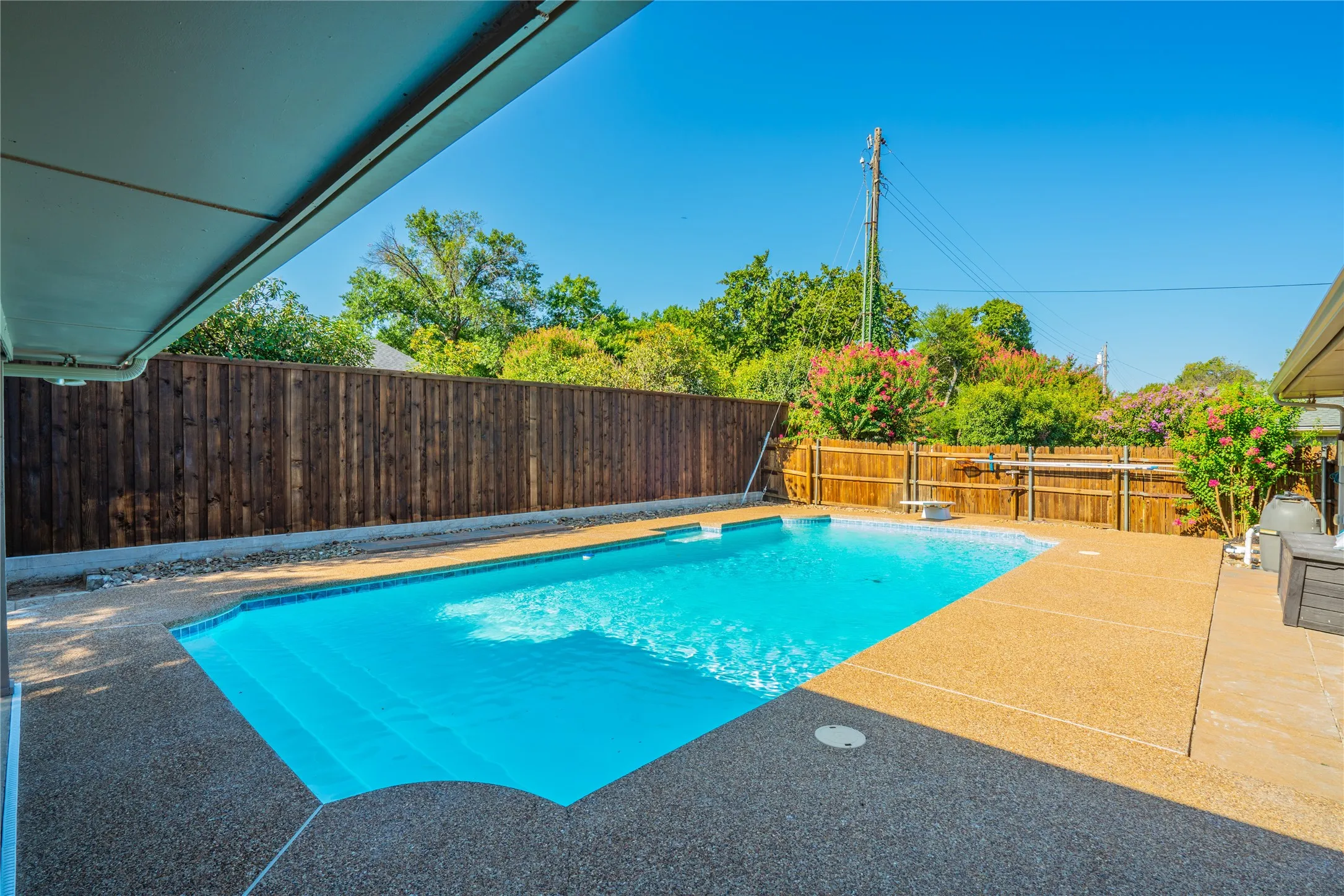 Single Family Residence For Sale in Tarrant County , 1804 Lincolnshire Drive, Bedford, Texas 76021, 3 Bedroom, 2 Bathroom, 2 Garage spaces, 2,546 Sqft, built in 1972, mls#21376018, Real Estate Agent in Bedford, Homes For Sale in Tarrant county, Homes For Sale in Bedford, Realtor in Bedford Texas, Real Estate Brokerage Independent Realty Texas, Luminita Cordes Realtor