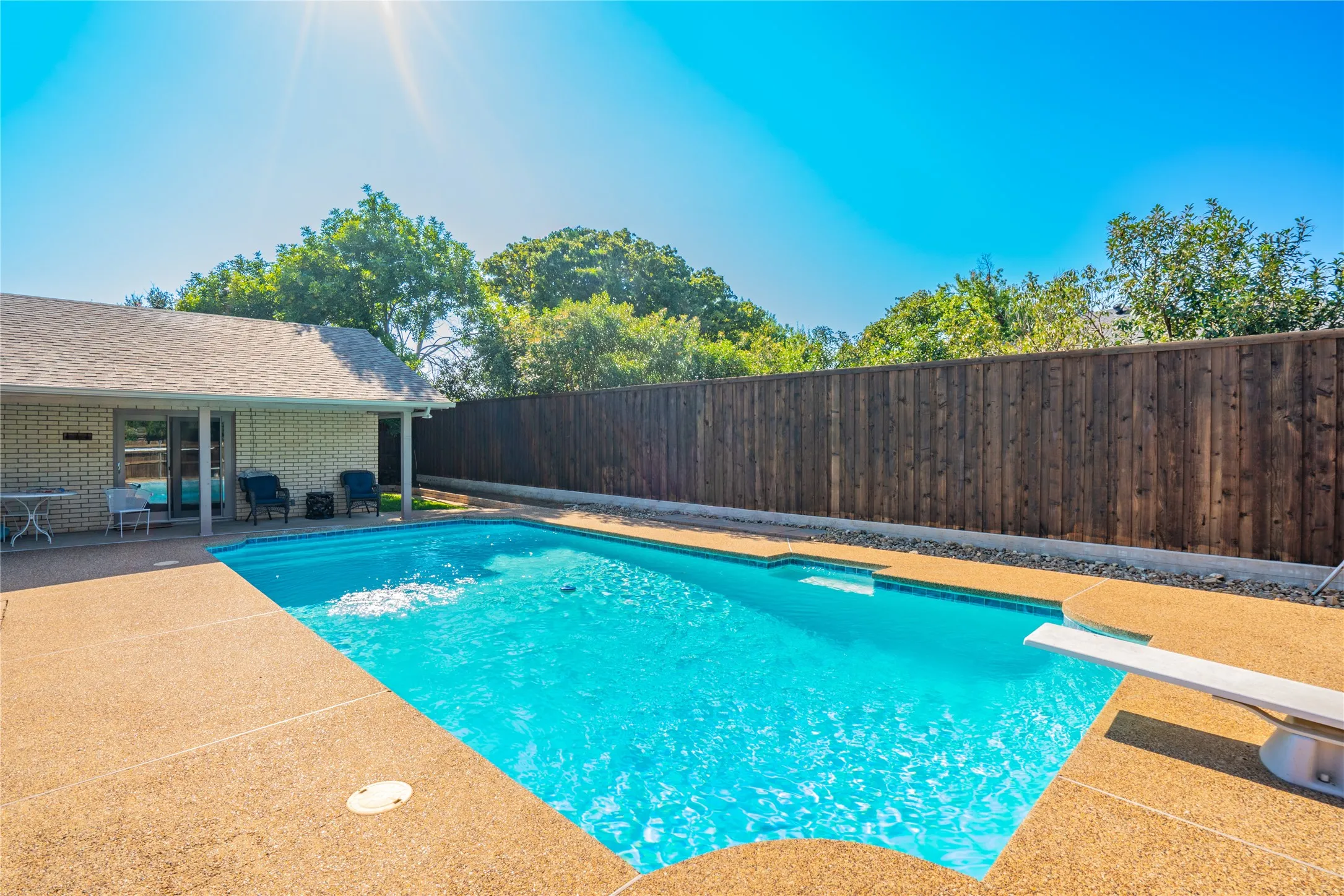 Single Family Residence For Sale in Tarrant County , 1804 Lincolnshire Drive, Bedford, Texas 76021, 3 Bedroom, 2 Bathroom, 2 Garage spaces, 2,546 Sqft, built in 1972, mls#21376018, Real Estate Agent in Bedford, Homes For Sale in Tarrant county, Homes For Sale in Bedford, Realtor in Bedford Texas, Real Estate Brokerage Independent Realty Texas, Luminita Cordes Realtor