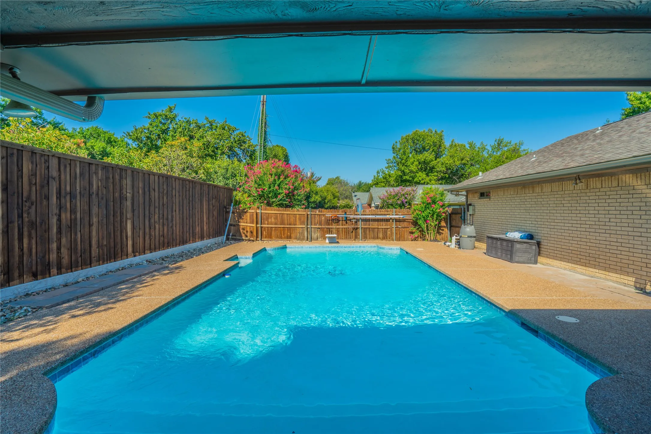 Single Family Residence For Sale in Tarrant County , 1804 Lincolnshire Drive, Bedford, Texas 76021, 3 Bedroom, 2 Bathroom, 2 Garage spaces, 2,546 Sqft, built in 1972, mls#21376018, Real Estate Agent in Bedford, Homes For Sale in Tarrant county, Homes For Sale in Bedford, Realtor in Bedford Texas, Real Estate Brokerage Independent Realty Texas, Luminita Cordes Realtor
