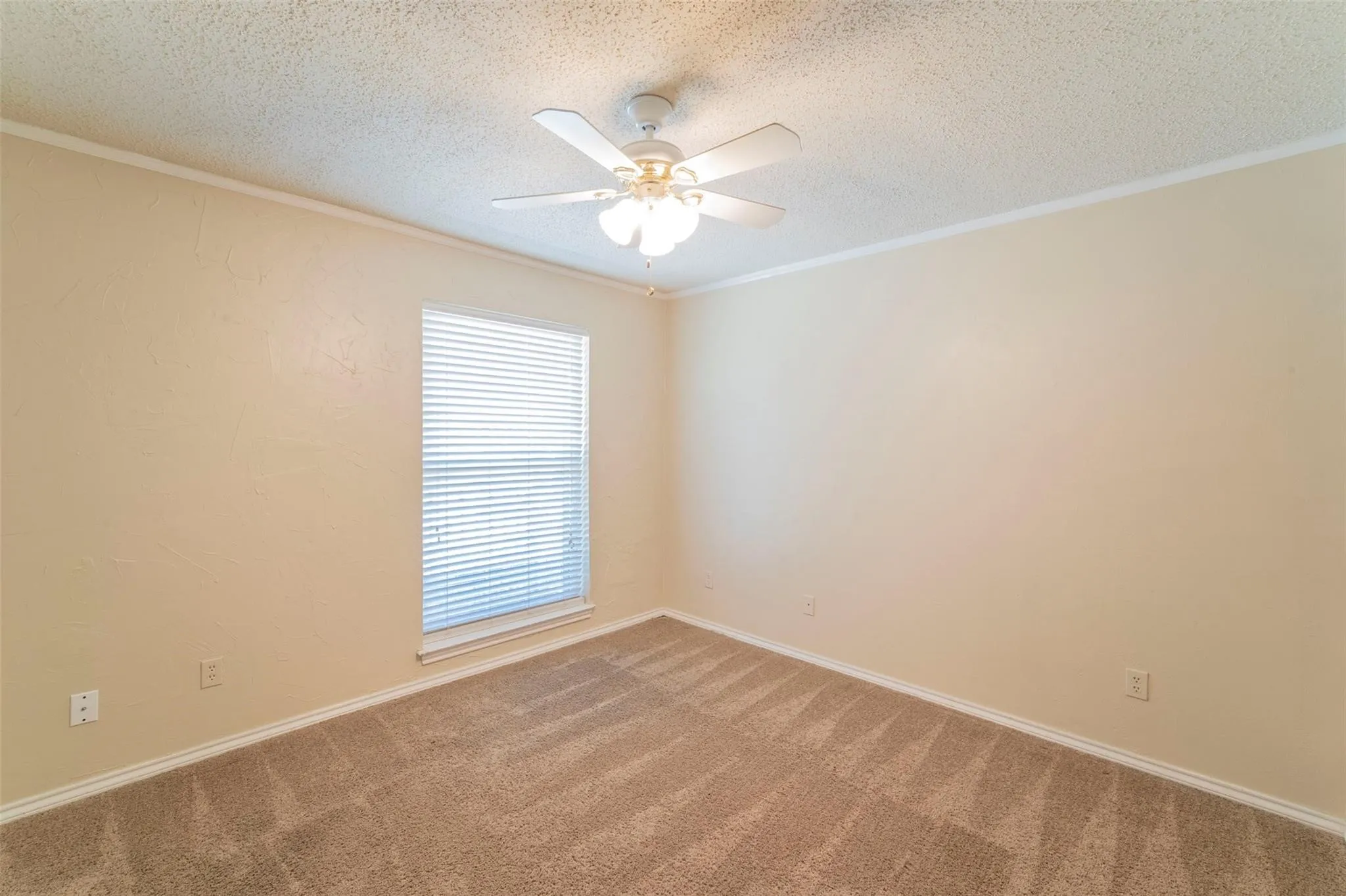 Single Family Residence For Sale in Tarrant County , 1804 Lincolnshire Drive, Bedford, Texas 76021, 3 Bedroom, 2 Bathroom, 2 Garage spaces, 2,546 Sqft, built in 1972, mls#21376018, Real Estate Agent in Bedford, Homes For Sale in Tarrant county, Homes For Sale in Bedford, Realtor in Bedford Texas, Real Estate Brokerage Independent Realty Texas, Luminita Cordes Realtor