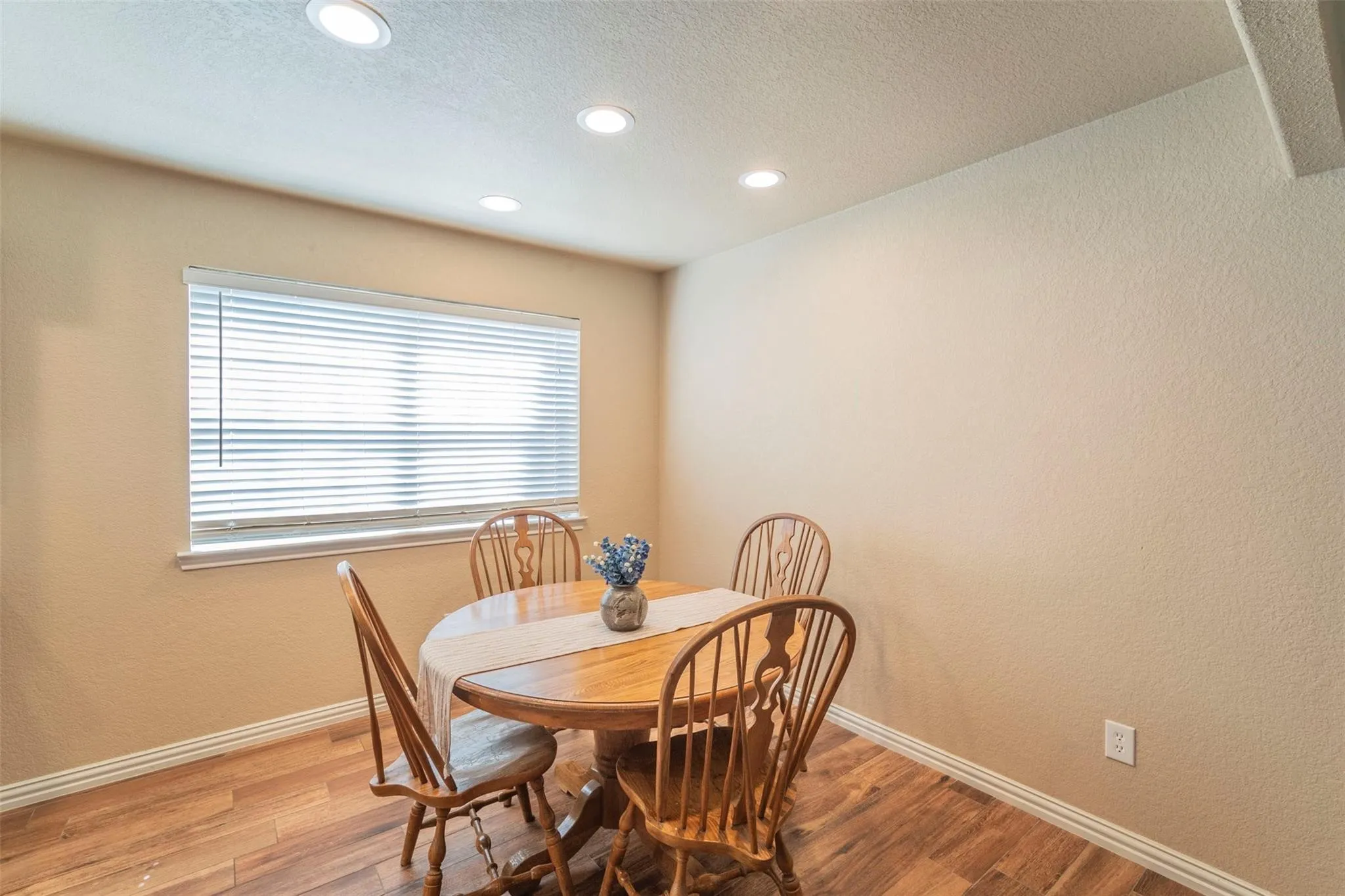 Single Family Residence For Sale in Tarrant County , 1804 Lincolnshire Drive, Bedford, Texas 76021, 3 Bedroom, 2 Bathroom, 2 Garage spaces, 2,546 Sqft, built in 1972, mls#21376018, Real Estate Agent in Bedford, Homes For Sale in Tarrant county, Homes For Sale in Bedford, Realtor in Bedford Texas, Real Estate Brokerage Independent Realty Texas, Luminita Cordes Realtor