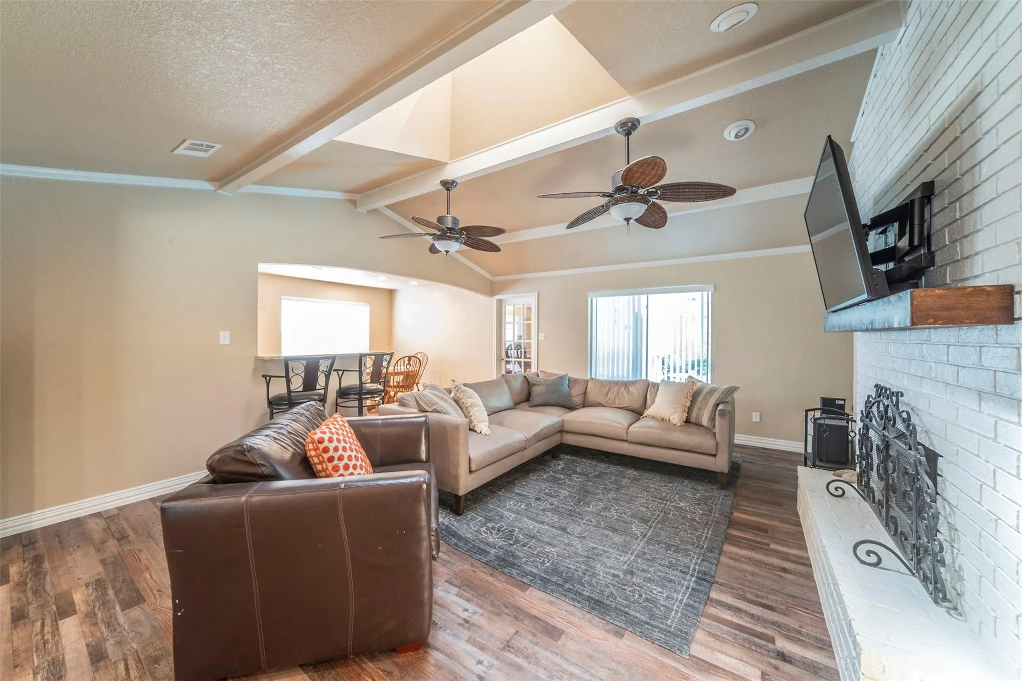 Single Family Residence For Sale in Tarrant County , 1804 Lincolnshire Drive, Bedford, Texas 76021, 3 Bedroom, 2 Bathroom, 2 Garage spaces, 2,546 Sqft, built in 1972, mls#21376018, Real Estate Agent in Bedford, Homes For Sale in Tarrant county, Homes For Sale in Bedford, Realtor in Bedford Texas, Real Estate Brokerage Independent Realty Texas, Luminita Cordes Realtor