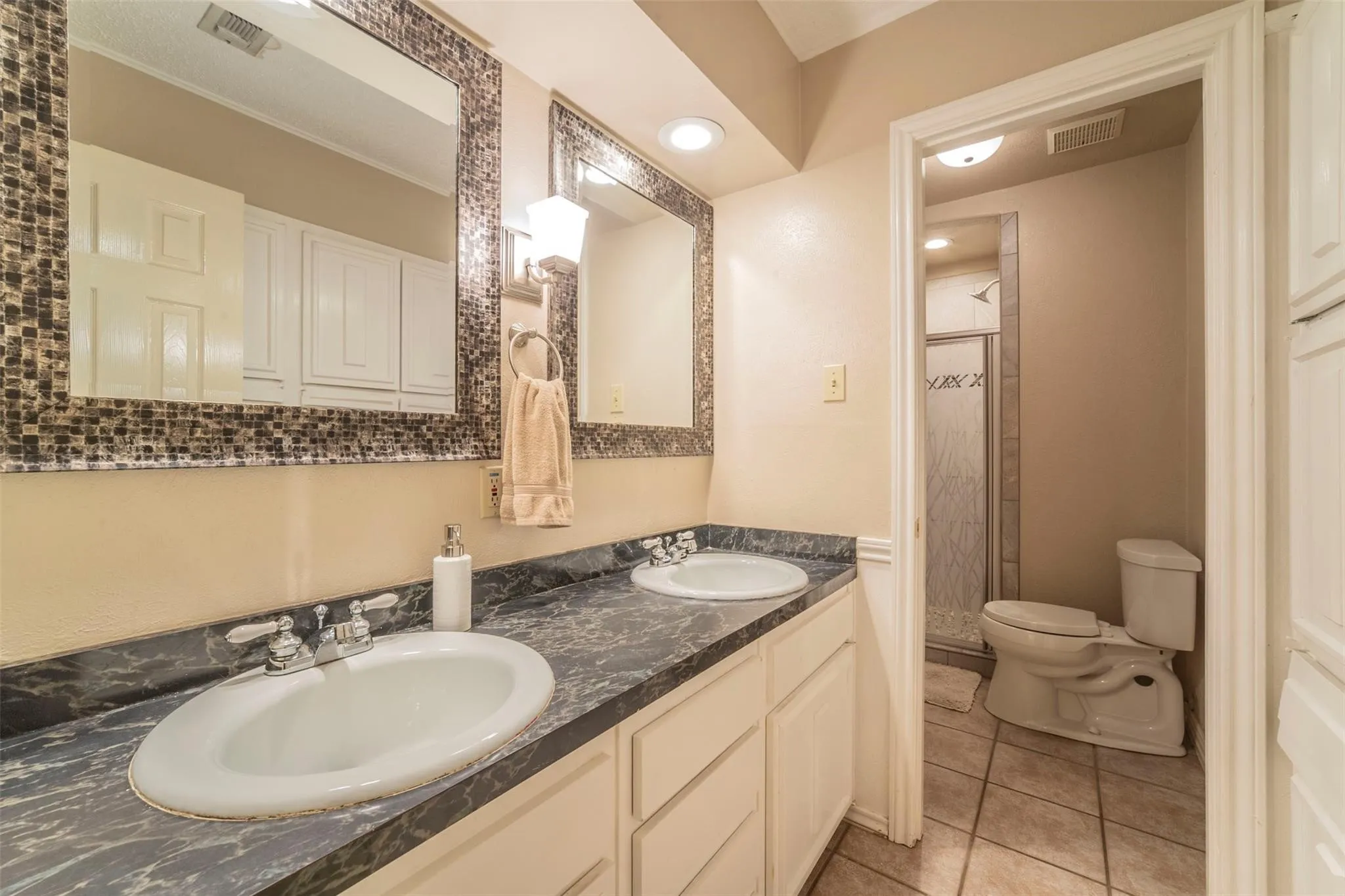 Single Family Residence For Sale in Tarrant County , 1804 Lincolnshire Drive, Bedford, Texas 76021, 3 Bedroom, 2 Bathroom, 2 Garage spaces, 2,546 Sqft, built in 1972, mls#21376018, Real Estate Agent in Bedford, Homes For Sale in Tarrant county, Homes For Sale in Bedford, Realtor in Bedford Texas, Real Estate Brokerage Independent Realty Texas, Luminita Cordes Realtor