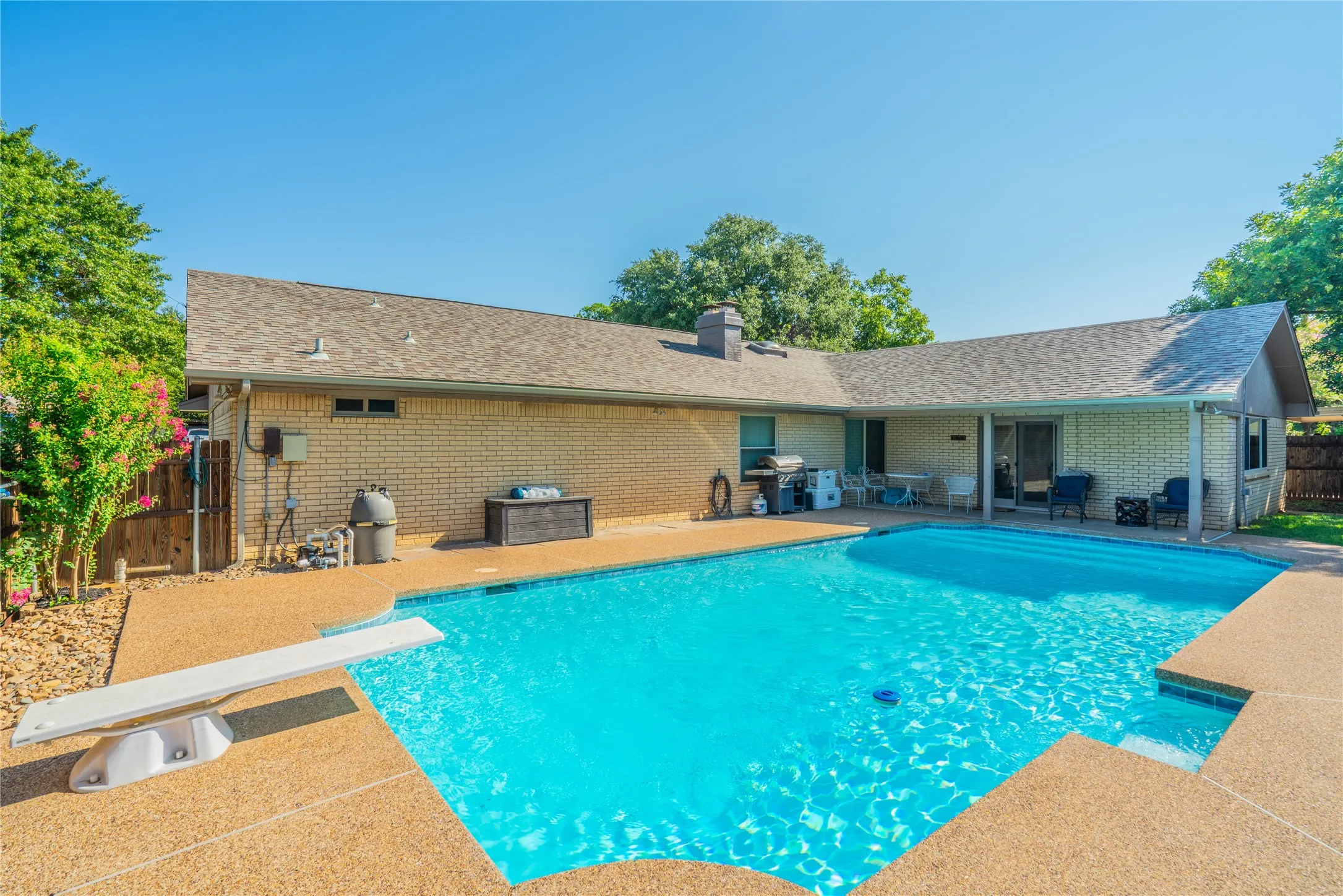 Single Family Residence For Sale in Tarrant County , 1804 Lincolnshire Drive, Bedford, Texas 76021, 3 Bedroom, 2 Bathroom, 2 Garage spaces, 2,546 Sqft, built in 1972, mls#21376018, Real Estate Agent in Bedford, Homes For Sale in Tarrant county, Homes For Sale in Bedford, Realtor in Bedford Texas, Real Estate Brokerage Independent Realty Texas, Luminita Cordes Realtor