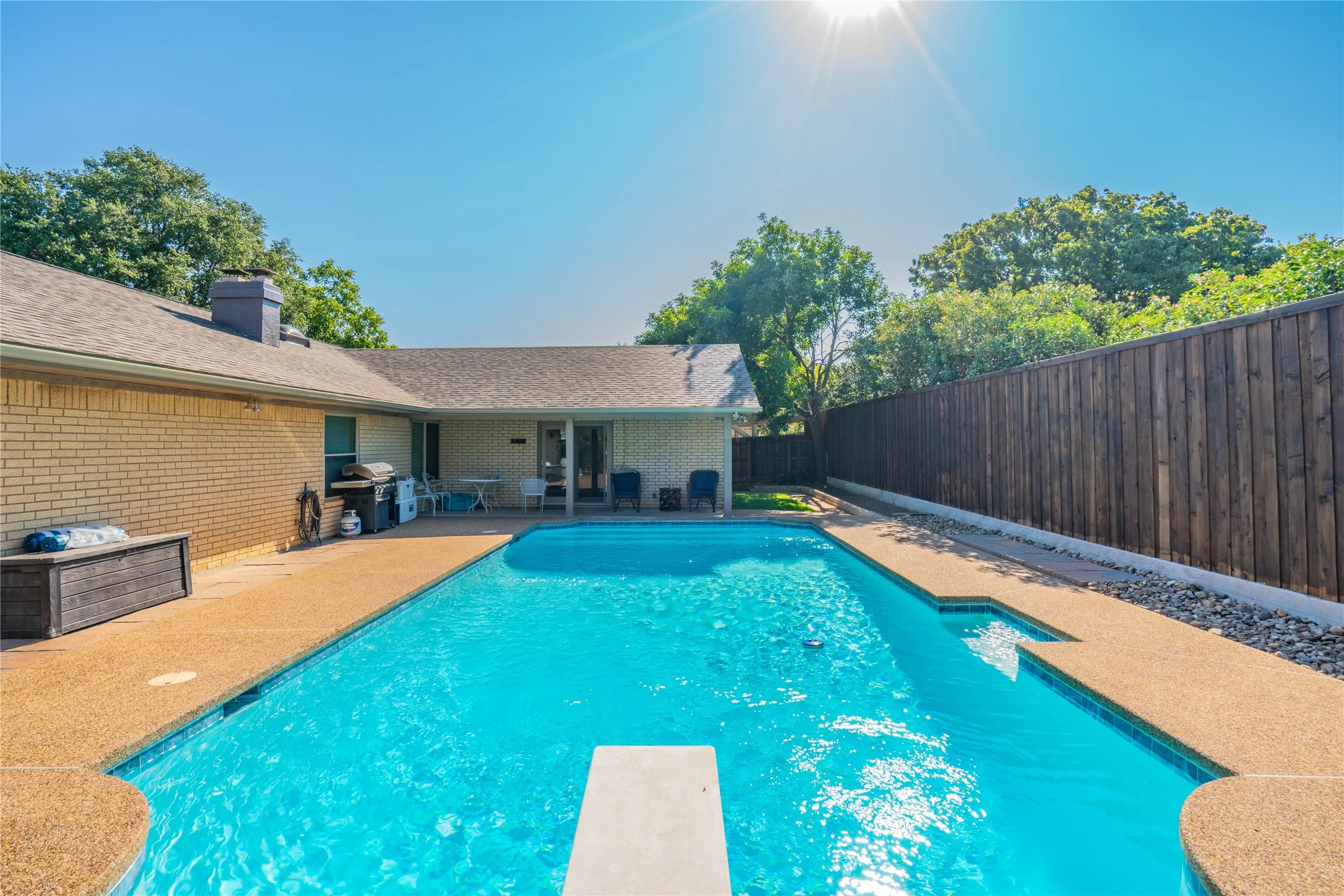 Single Family Residence For Sale in Tarrant County , 1804 Lincolnshire Drive, Bedford, Texas 76021, 3 Bedroom, 2 Bathroom, 2 Garage spaces, 2,546 Sqft, built in 1972, mls#21376018, Real Estate Agent in Bedford, Homes For Sale in Tarrant county, Homes For Sale in Bedford, Realtor in Bedford Texas, Real Estate Brokerage Independent Realty Texas, Luminita Cordes Realtor