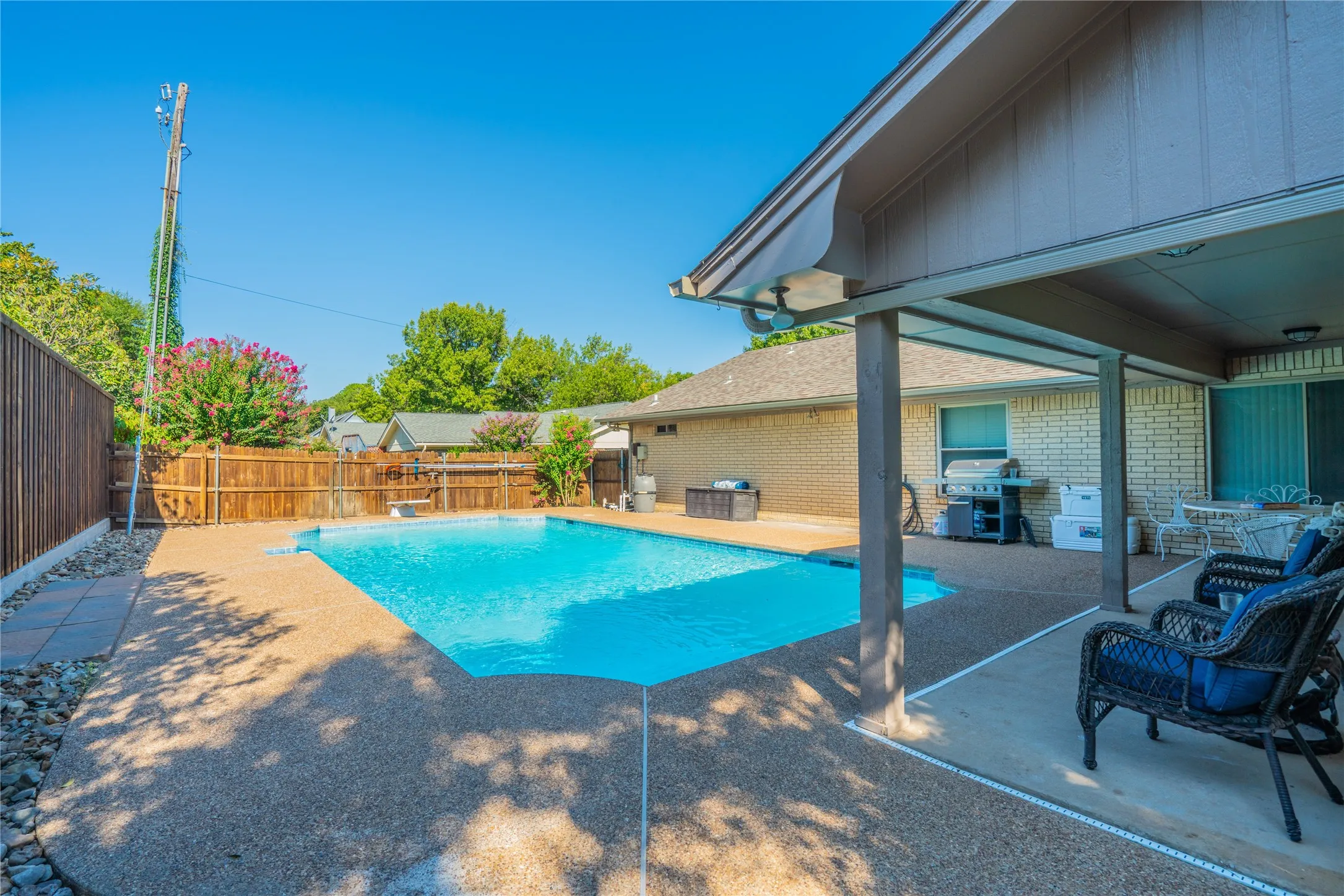 Single Family Residence For Sale in Tarrant County , 1804 Lincolnshire Drive, Bedford, Texas 76021, 3 Bedroom, 2 Bathroom, 2 Garage spaces, 2,546 Sqft, built in 1972, mls#21376018, Real Estate Agent in Bedford, Homes For Sale in Tarrant county, Homes For Sale in Bedford, Realtor in Bedford Texas, Real Estate Brokerage Independent Realty Texas, Luminita Cordes Realtor