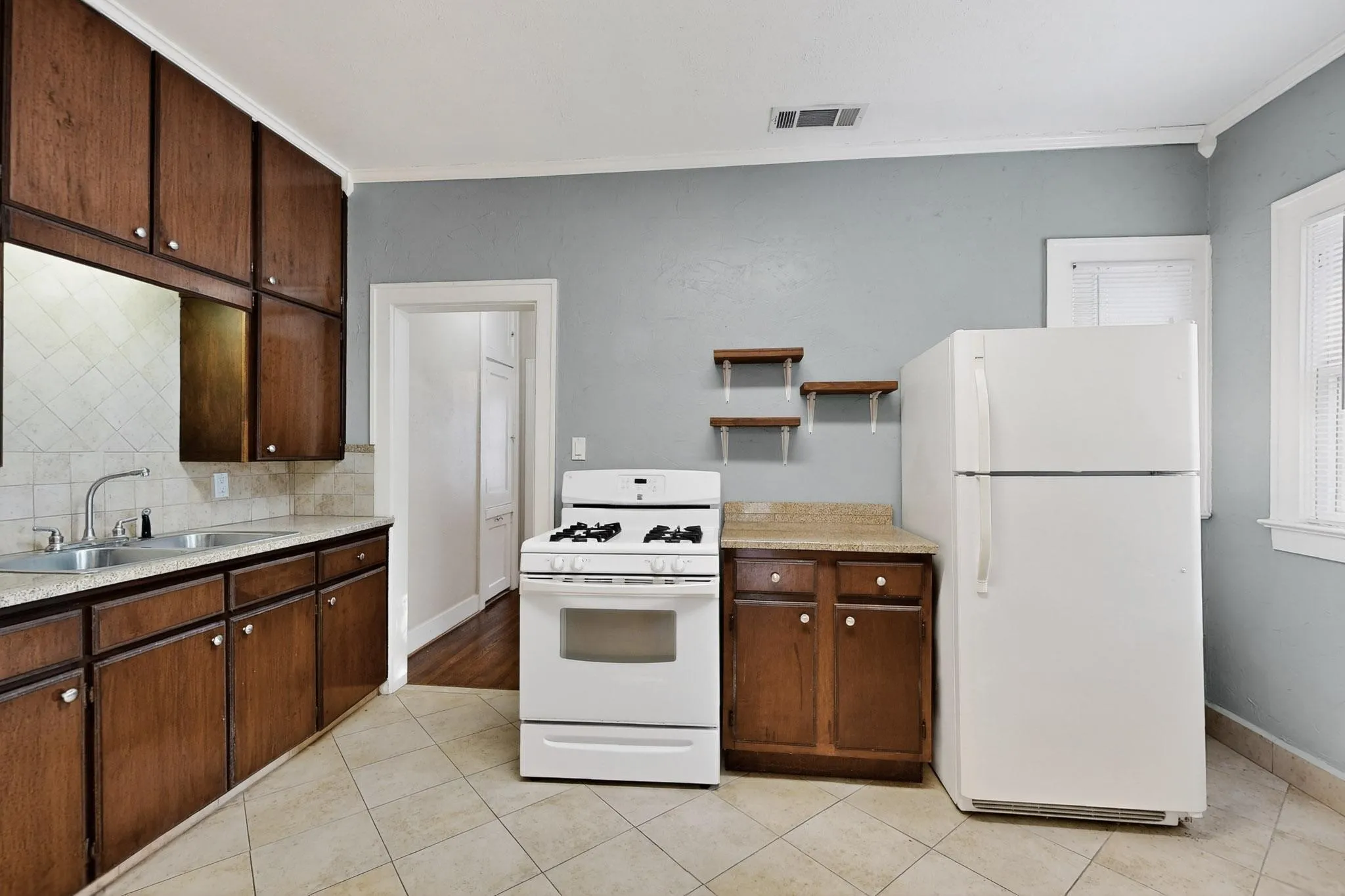 Duplex For Rent in Dallas County , 5934 Velasco Avenue, Dallas, Texas 75206, 1 Bedroom, 1 Bathroom, Garage spaces, 932 Sqft, built in 1926, mls#21351309, Real Estate Agent in Dallas, Homes For Rent in Dallas county, Homes For Rent in Dallas, Realtor in Dallas Texas, Real Estate Brokerage Independent Realty Texas, Luminita Cordes Realtor
