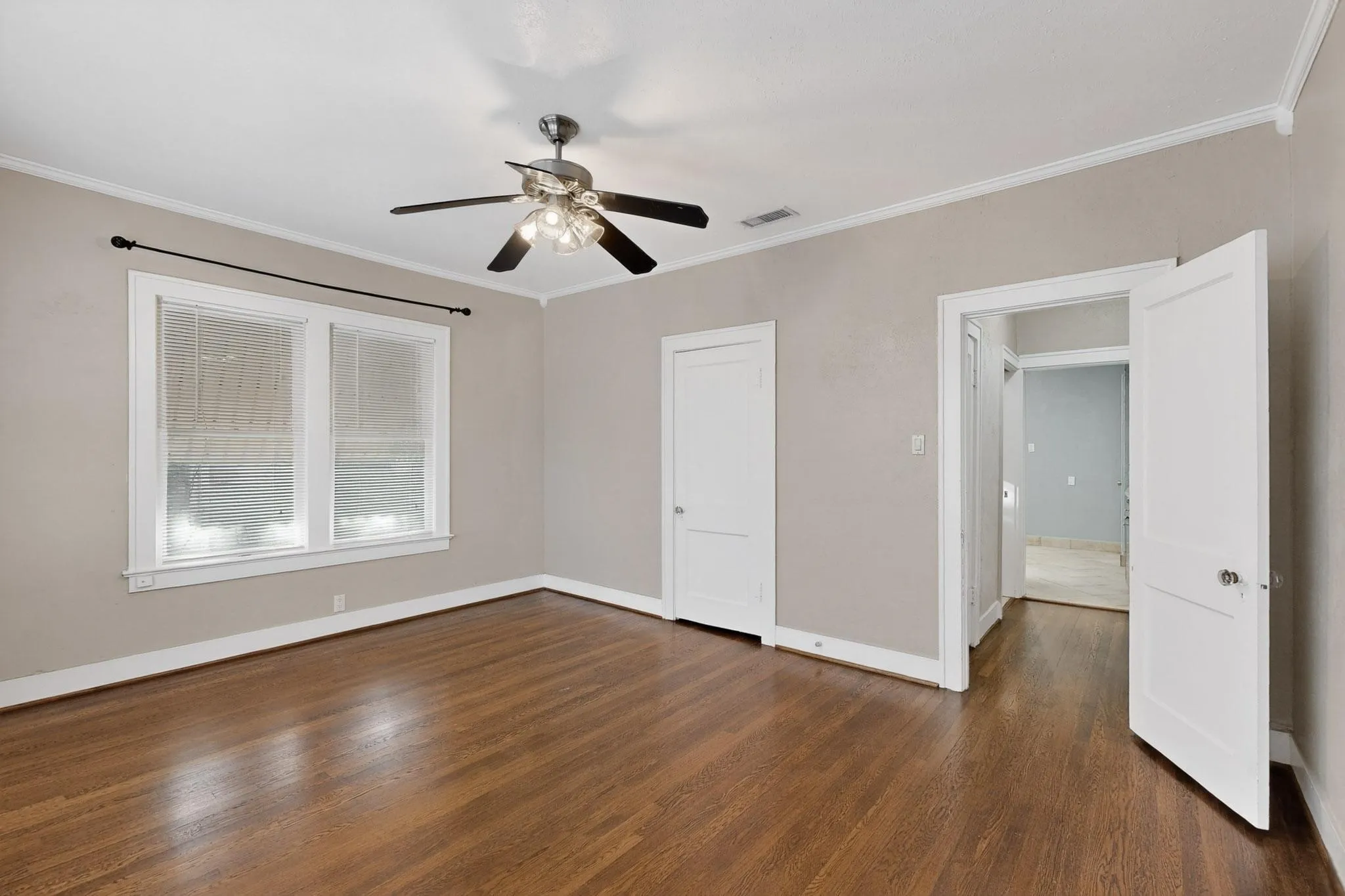 Duplex For Rent in Dallas County , 5934 Velasco Avenue, Dallas, Texas 75206, 1 Bedroom, 1 Bathroom, Garage spaces, 932 Sqft, built in 1926, mls#21351309, Real Estate Agent in Dallas, Homes For Rent in Dallas county, Homes For Rent in Dallas, Realtor in Dallas Texas, Real Estate Brokerage Independent Realty Texas, Luminita Cordes Realtor