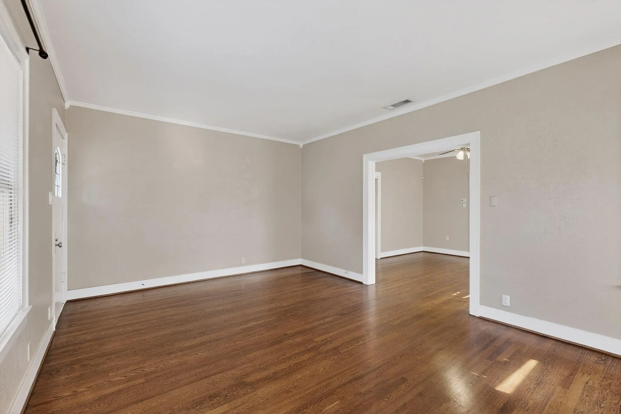 Duplex For Rent in Dallas County , 5934 Velasco Avenue, Dallas, Texas 75206, 1 Bedroom, 1 Bathroom, Garage spaces, 932 Sqft, built in 1926, mls#21351309, Real Estate Agent in Dallas, Homes For Rent in Dallas county, Homes For Rent in Dallas, Realtor in Dallas Texas, Real Estate Brokerage Independent Realty Texas, Luminita Cordes Realtor