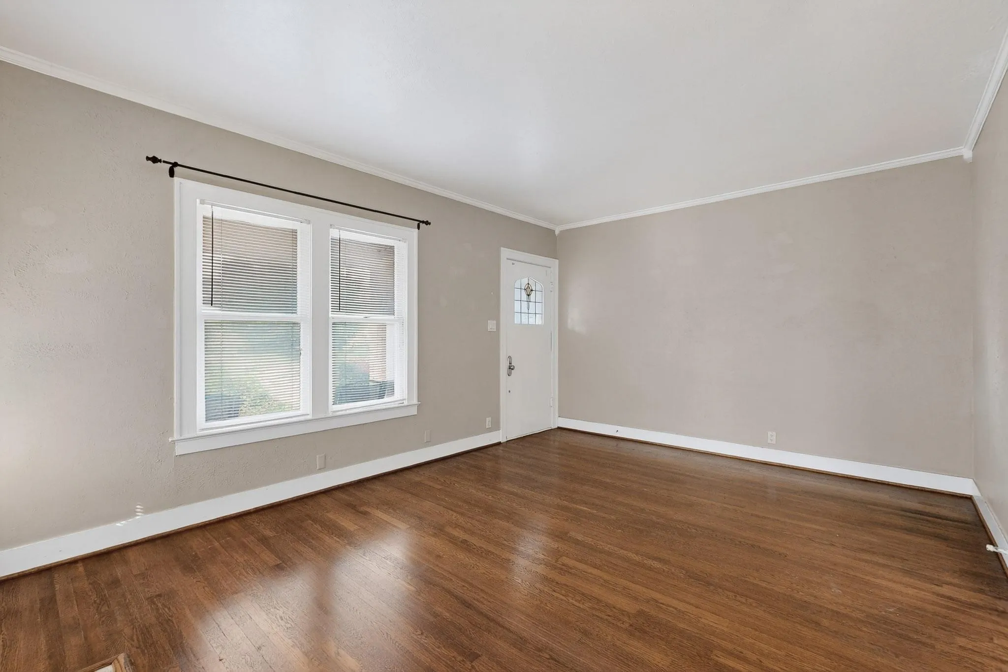 Duplex For Rent in Dallas County , 5934 Velasco Avenue, Dallas, Texas 75206, 1 Bedroom, 1 Bathroom, Garage spaces, 932 Sqft, built in 1926, mls#21351309, Real Estate Agent in Dallas, Homes For Rent in Dallas county, Homes For Rent in Dallas, Realtor in Dallas Texas, Real Estate Brokerage Independent Realty Texas, Luminita Cordes Realtor
