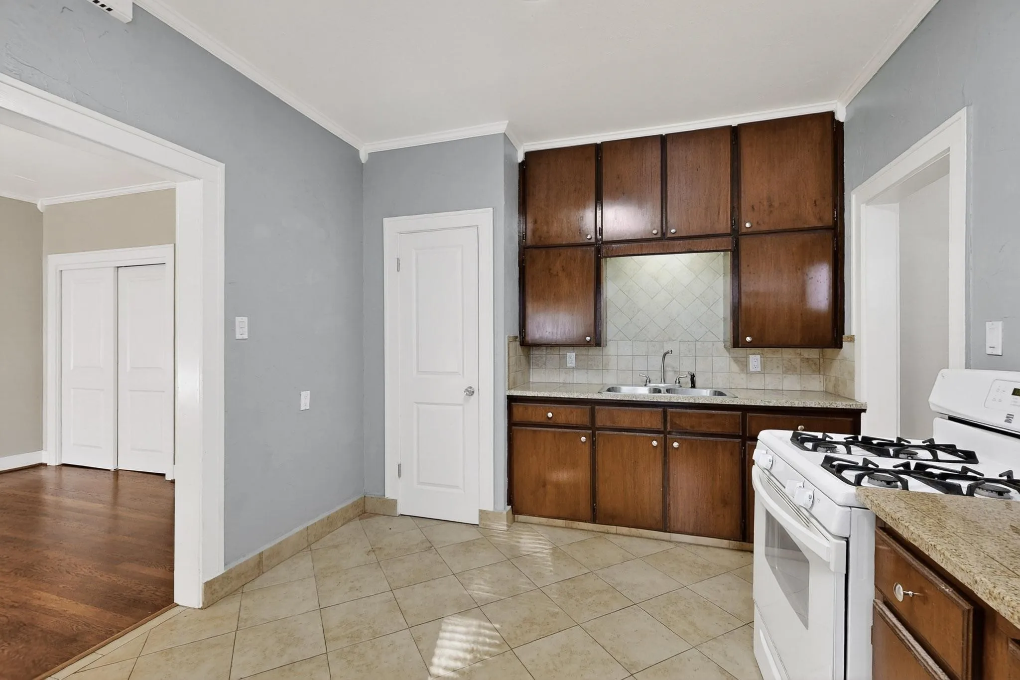 Duplex For Rent in Dallas County , 5934 Velasco Avenue, Dallas, Texas 75206, 1 Bedroom, 1 Bathroom, Garage spaces, 932 Sqft, built in 1926, mls#21351309, Real Estate Agent in Dallas, Homes For Rent in Dallas county, Homes For Rent in Dallas, Realtor in Dallas Texas, Real Estate Brokerage Independent Realty Texas, Luminita Cordes Realtor