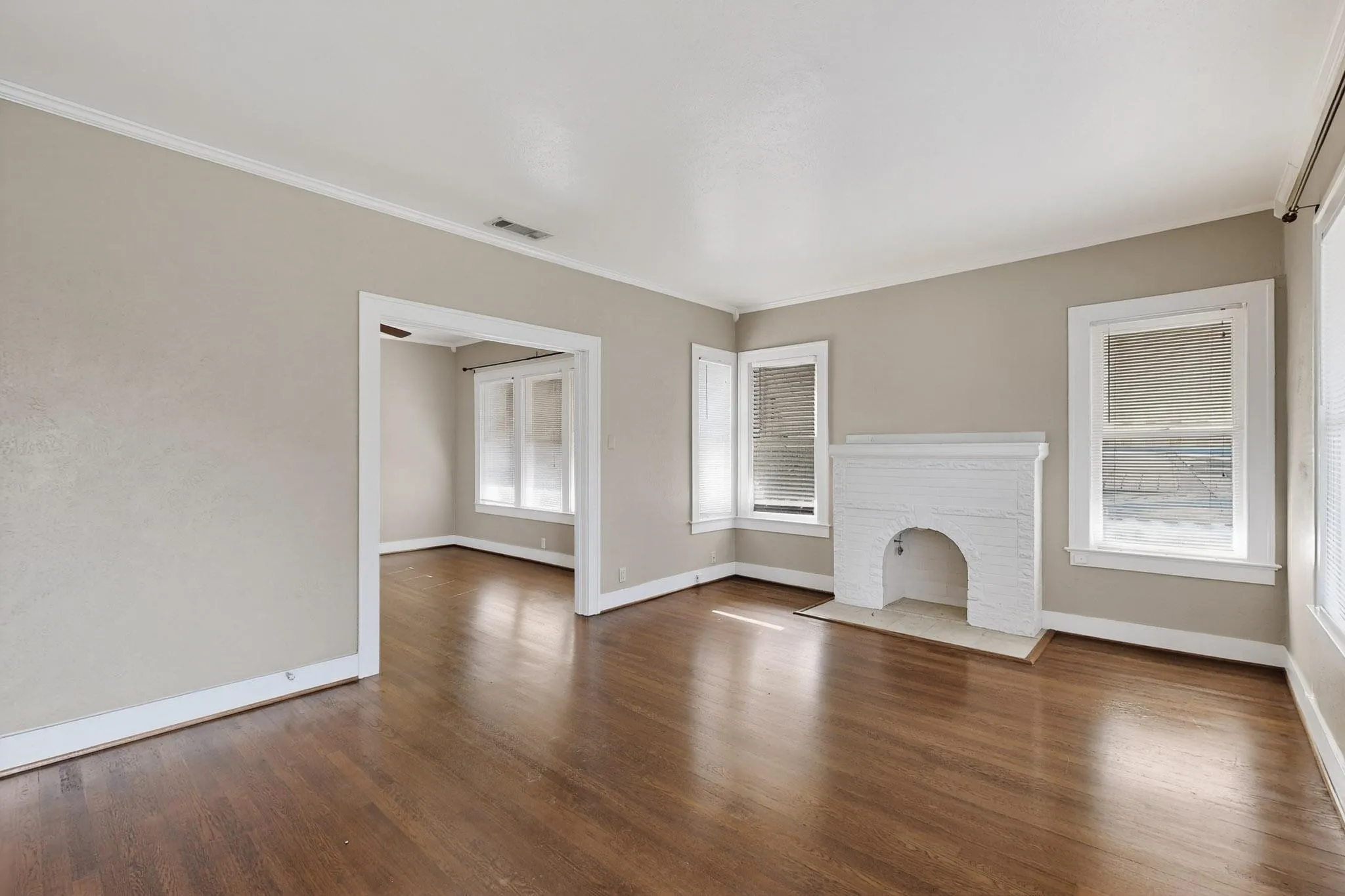 Duplex For Rent in Dallas County , 5934 Velasco Avenue, Dallas, Texas 75206, 1 Bedroom, 1 Bathroom, Garage spaces, 932 Sqft, built in 1926, mls#21351309, Real Estate Agent in Dallas, Homes For Rent in Dallas county, Homes For Rent in Dallas, Realtor in Dallas Texas, Real Estate Brokerage Independent Realty Texas, Luminita Cordes Realtor
