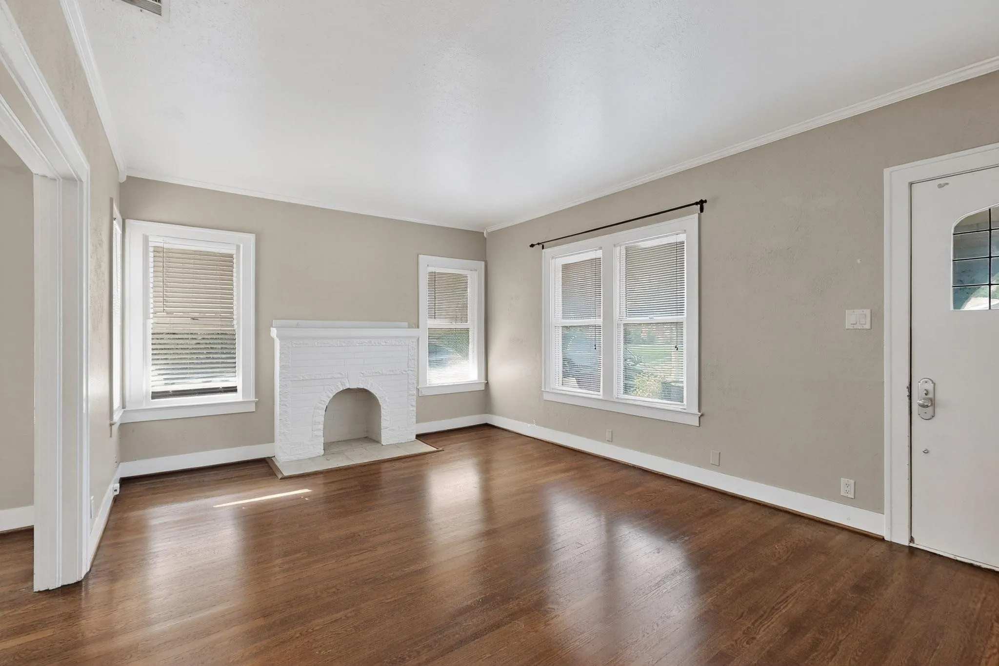 Duplex For Rent in Dallas County , 5934 Velasco Avenue, Dallas, Texas 75206, 1 Bedroom, 1 Bathroom, Garage spaces, 932 Sqft, built in 1926, mls#21351309, Real Estate Agent in Dallas, Homes For Rent in Dallas county, Homes For Rent in Dallas, Realtor in Dallas Texas, Real Estate Brokerage Independent Realty Texas, Luminita Cordes Realtor