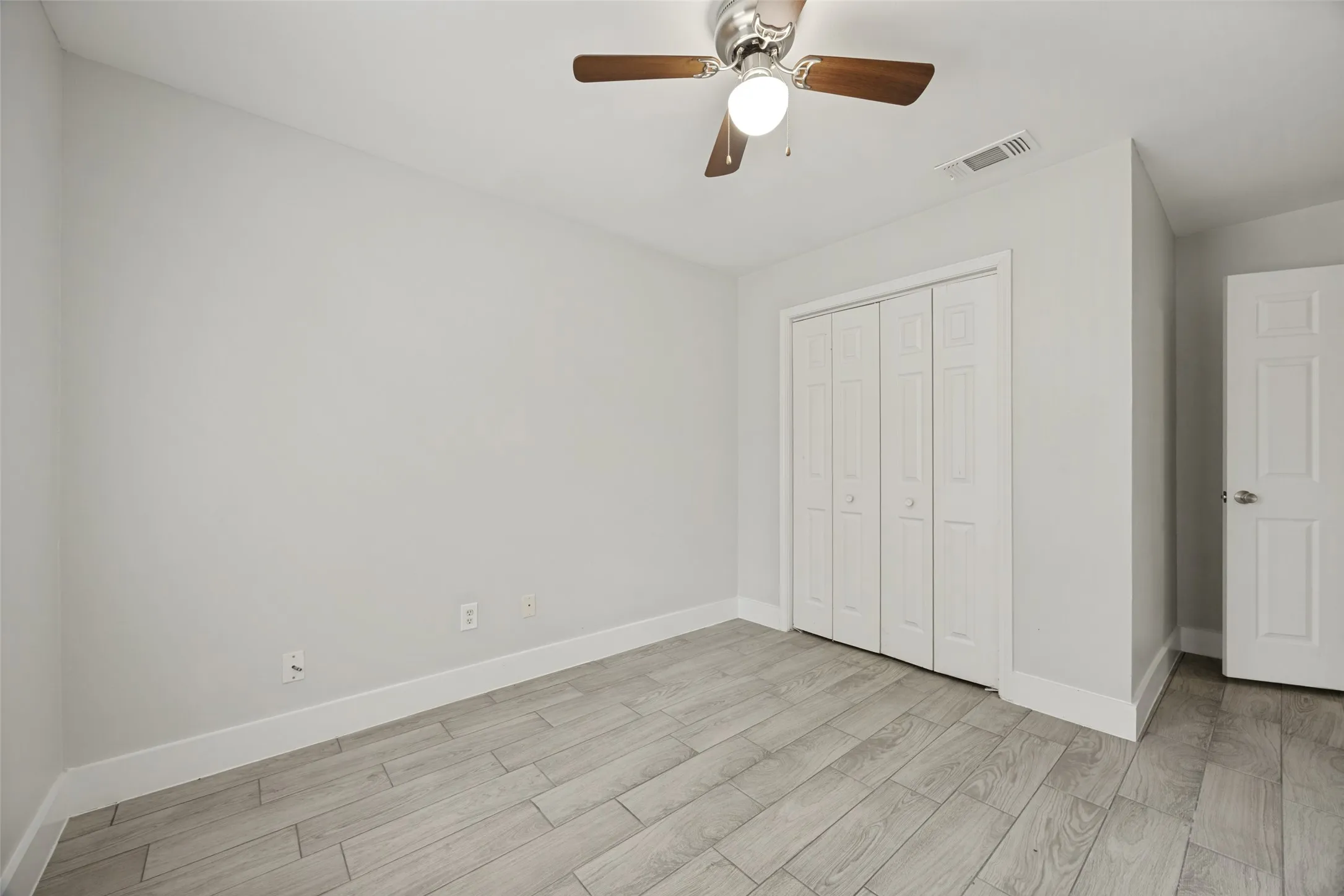 Single Family Residence For Sale in Hunt County , 1009 Enlow Circle, Commerce, Texas 75428, 3 Bedroom, 2 Bathroom, 1 Garage spaces, 1,285 Sqft, built in 1999, mls#21376050, Real Estate Agent in Commerce, Homes For Sale in Hunt county, Homes For Sale in Commerce, Realtor in Commerce Texas, Real Estate Brokerage Independent Realty Texas, Luminita Cordes Realtor