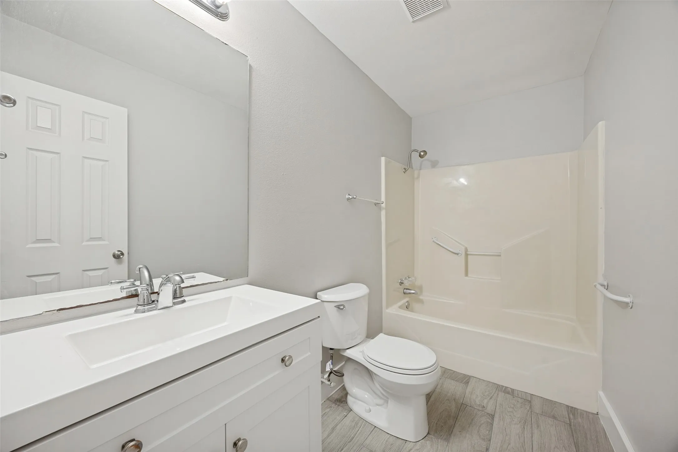 Single Family Residence For Sale in Hunt County , 1009 Enlow Circle, Commerce, Texas 75428, 3 Bedroom, 2 Bathroom, 1 Garage spaces, 1,285 Sqft, built in 1999, mls#21376050, Real Estate Agent in Commerce, Homes For Sale in Hunt county, Homes For Sale in Commerce, Realtor in Commerce Texas, Real Estate Brokerage Independent Realty Texas, Luminita Cordes Realtor