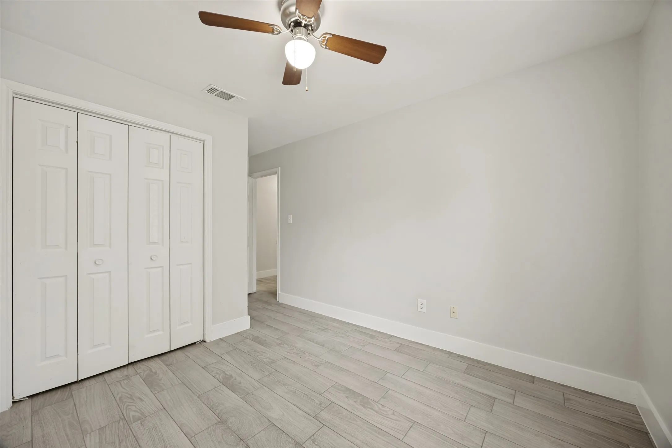 Single Family Residence For Sale in Hunt County , 1009 Enlow Circle, Commerce, Texas 75428, 3 Bedroom, 2 Bathroom, 1 Garage spaces, 1,285 Sqft, built in 1999, mls#21376050, Real Estate Agent in Commerce, Homes For Sale in Hunt county, Homes For Sale in Commerce, Realtor in Commerce Texas, Real Estate Brokerage Independent Realty Texas, Luminita Cordes Realtor