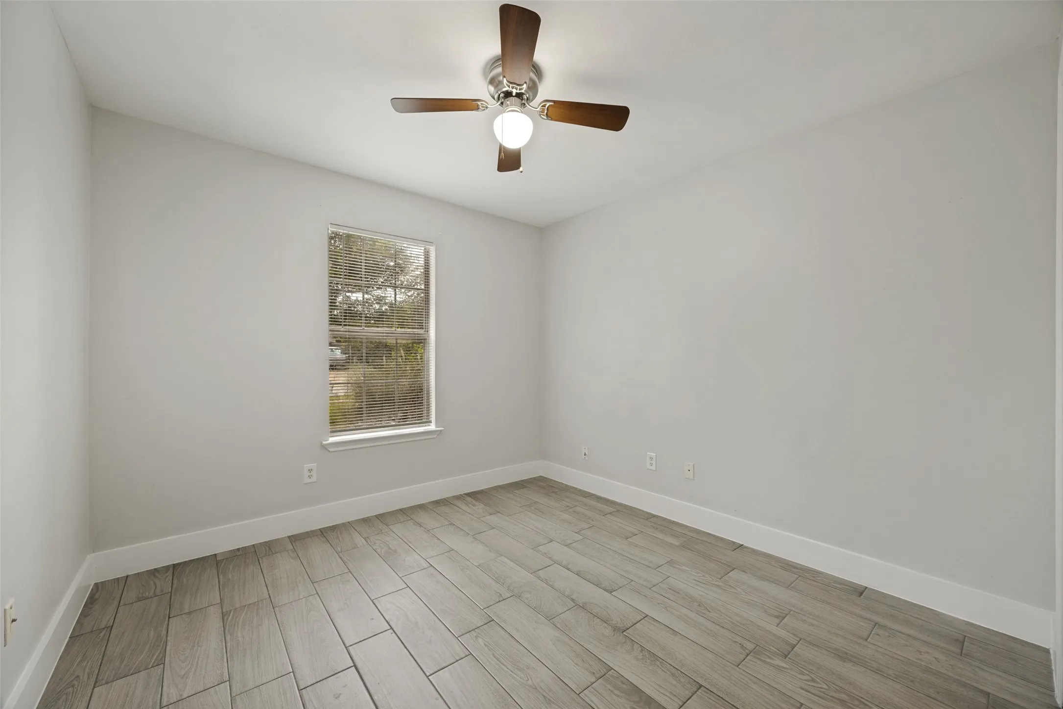 Single Family Residence For Sale in Hunt County , 1009 Enlow Circle, Commerce, Texas 75428, 3 Bedroom, 2 Bathroom, 1 Garage spaces, 1,285 Sqft, built in 1999, mls#21376050, Real Estate Agent in Commerce, Homes For Sale in Hunt county, Homes For Sale in Commerce, Realtor in Commerce Texas, Real Estate Brokerage Independent Realty Texas, Luminita Cordes Realtor
