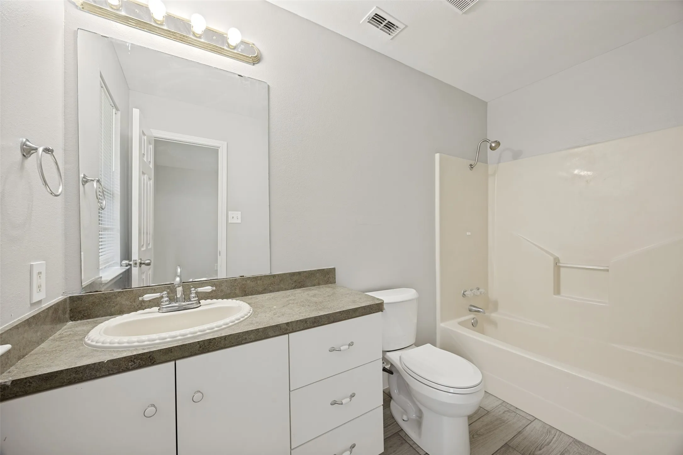 Single Family Residence For Sale in Hunt County , 1009 Enlow Circle, Commerce, Texas 75428, 3 Bedroom, 2 Bathroom, 1 Garage spaces, 1,285 Sqft, built in 1999, mls#21376050, Real Estate Agent in Commerce, Homes For Sale in Hunt county, Homes For Sale in Commerce, Realtor in Commerce Texas, Real Estate Brokerage Independent Realty Texas, Luminita Cordes Realtor