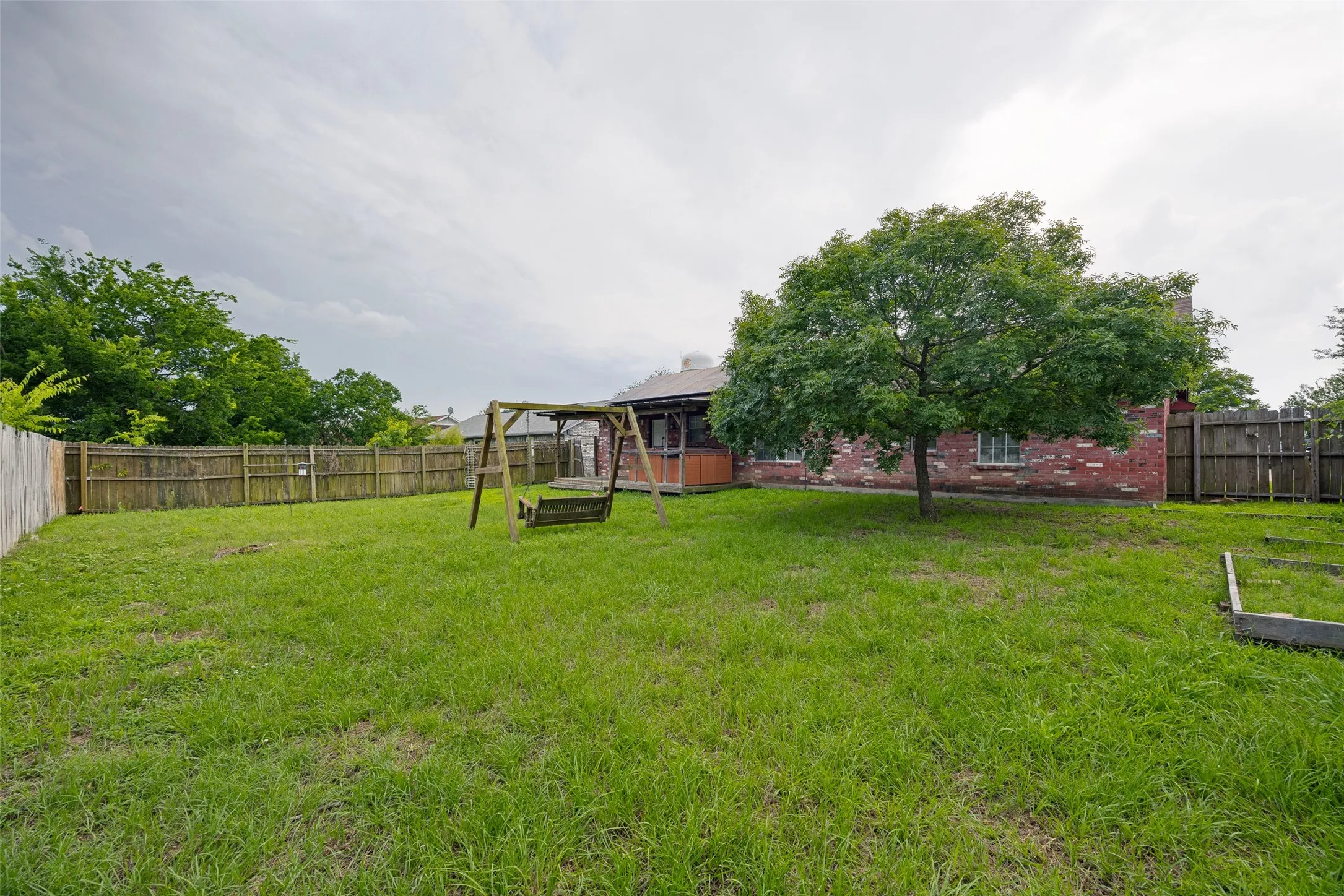 Single Family Residence For Sale in Hunt County , 1009 Enlow Circle, Commerce, Texas 75428, 3 Bedroom, 2 Bathroom, 1 Garage spaces, 1,285 Sqft, built in 1999, mls#21376050, Real Estate Agent in Commerce, Homes For Sale in Hunt county, Homes For Sale in Commerce, Realtor in Commerce Texas, Real Estate Brokerage Independent Realty Texas, Luminita Cordes Realtor