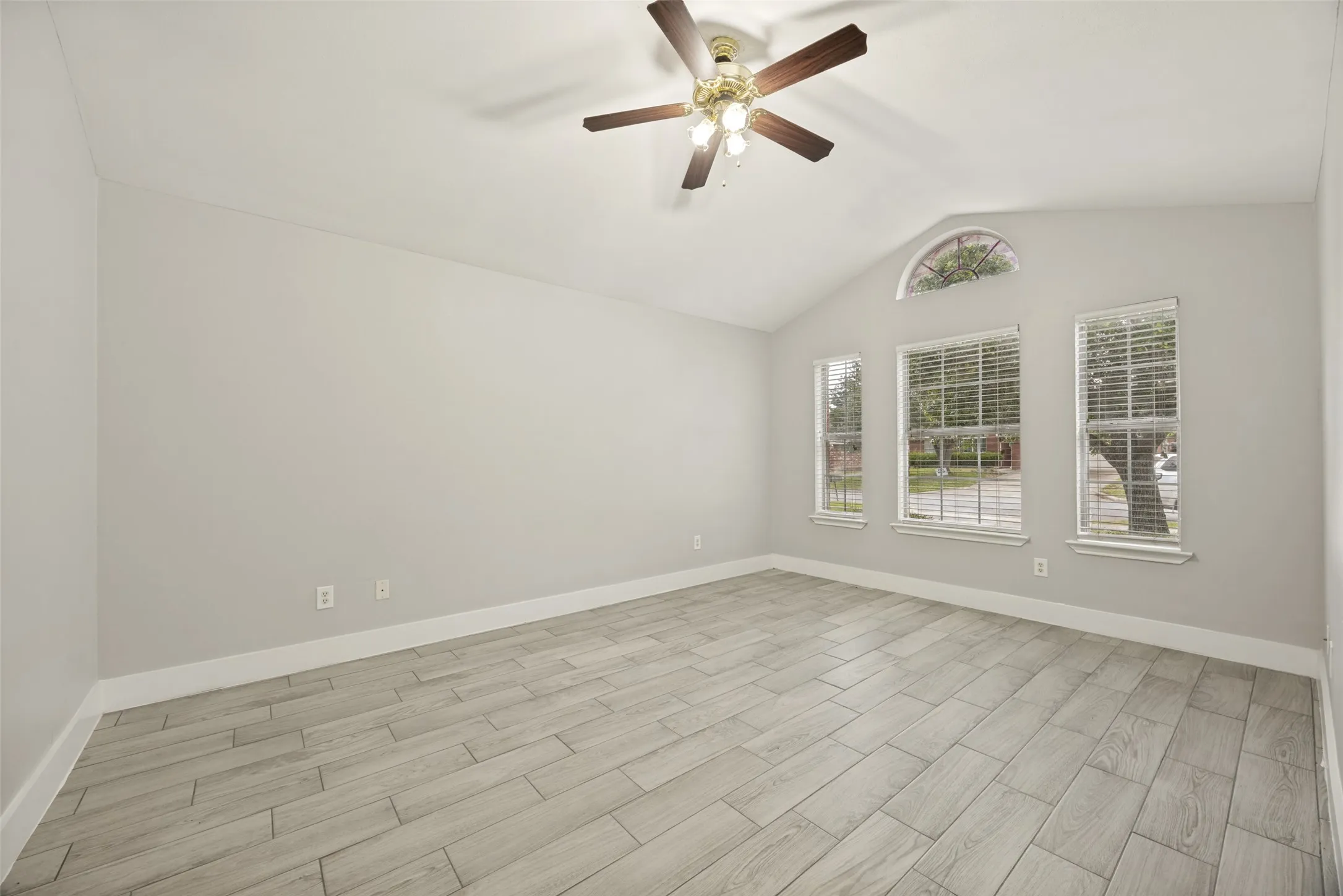 Single Family Residence For Sale in Hunt County , 1009 Enlow Circle, Commerce, Texas 75428, 3 Bedroom, 2 Bathroom, 1 Garage spaces, 1,285 Sqft, built in 1999, mls#21376050, Real Estate Agent in Commerce, Homes For Sale in Hunt county, Homes For Sale in Commerce, Realtor in Commerce Texas, Real Estate Brokerage Independent Realty Texas, Luminita Cordes Realtor