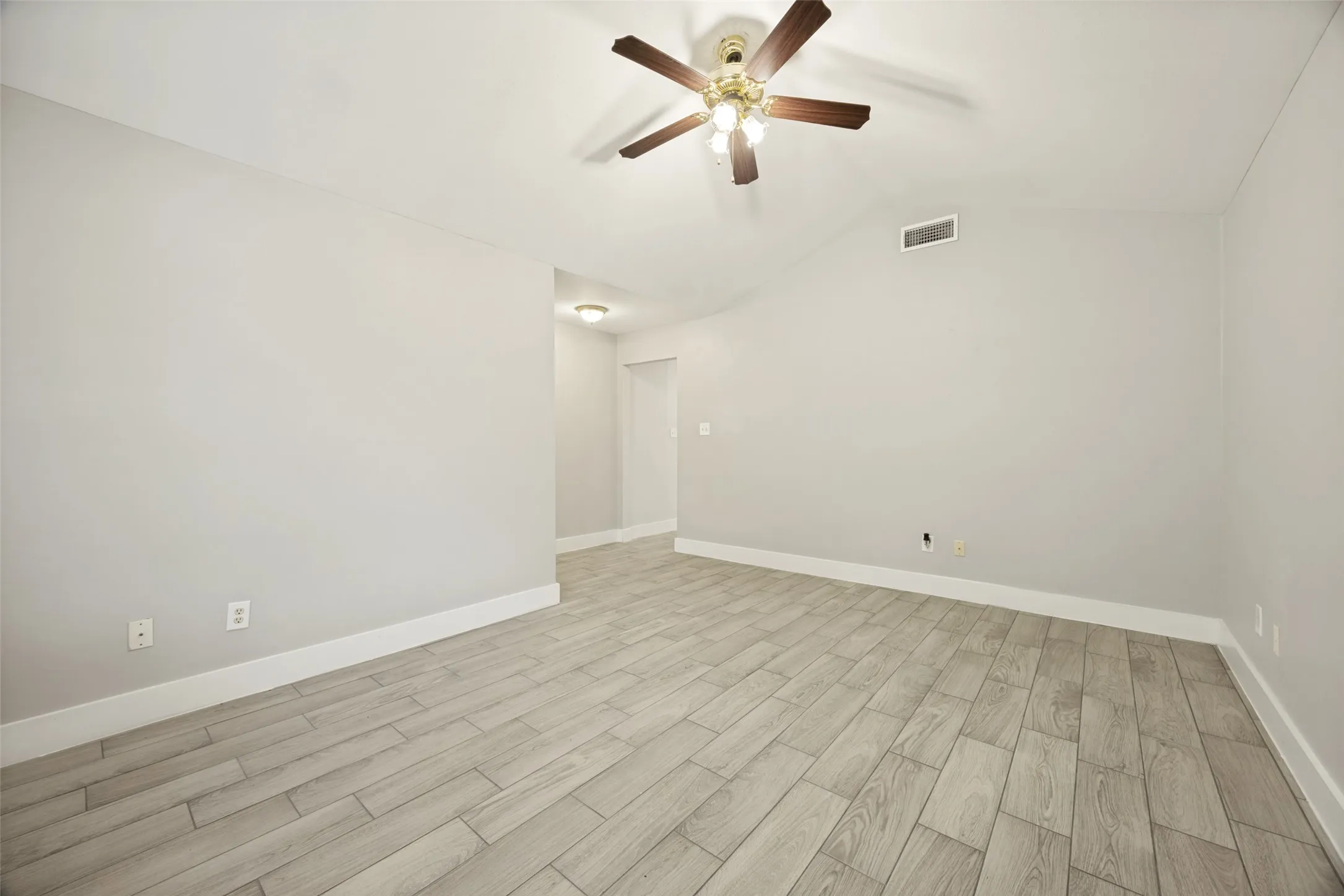 Single Family Residence For Sale in Hunt County , 1009 Enlow Circle, Commerce, Texas 75428, 3 Bedroom, 2 Bathroom, 1 Garage spaces, 1,285 Sqft, built in 1999, mls#21376050, Real Estate Agent in Commerce, Homes For Sale in Hunt county, Homes For Sale in Commerce, Realtor in Commerce Texas, Real Estate Brokerage Independent Realty Texas, Luminita Cordes Realtor