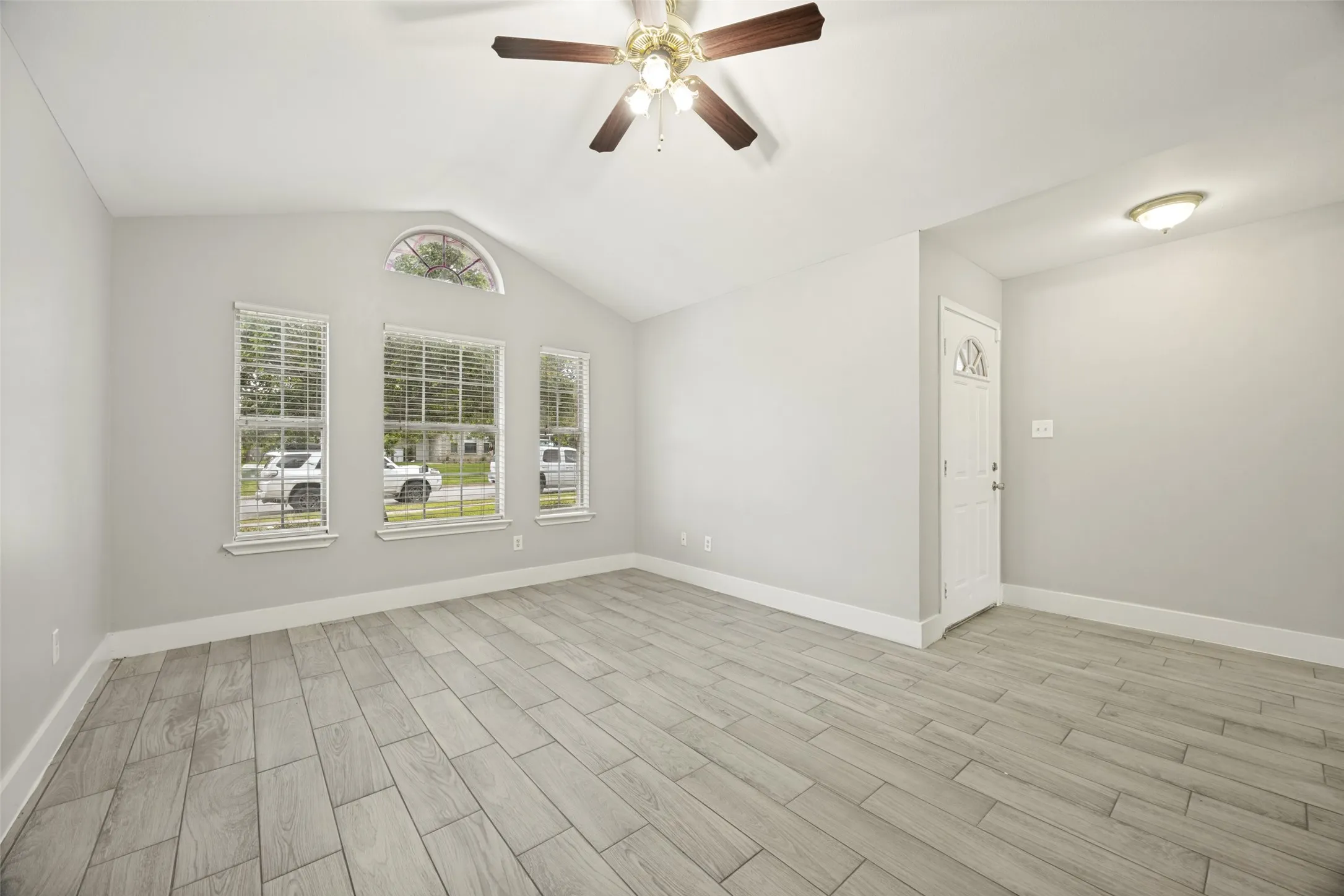 Single Family Residence For Sale in Hunt County , 1009 Enlow Circle, Commerce, Texas 75428, 3 Bedroom, 2 Bathroom, 1 Garage spaces, 1,285 Sqft, built in 1999, mls#21376050, Real Estate Agent in Commerce, Homes For Sale in Hunt county, Homes For Sale in Commerce, Realtor in Commerce Texas, Real Estate Brokerage Independent Realty Texas, Luminita Cordes Realtor