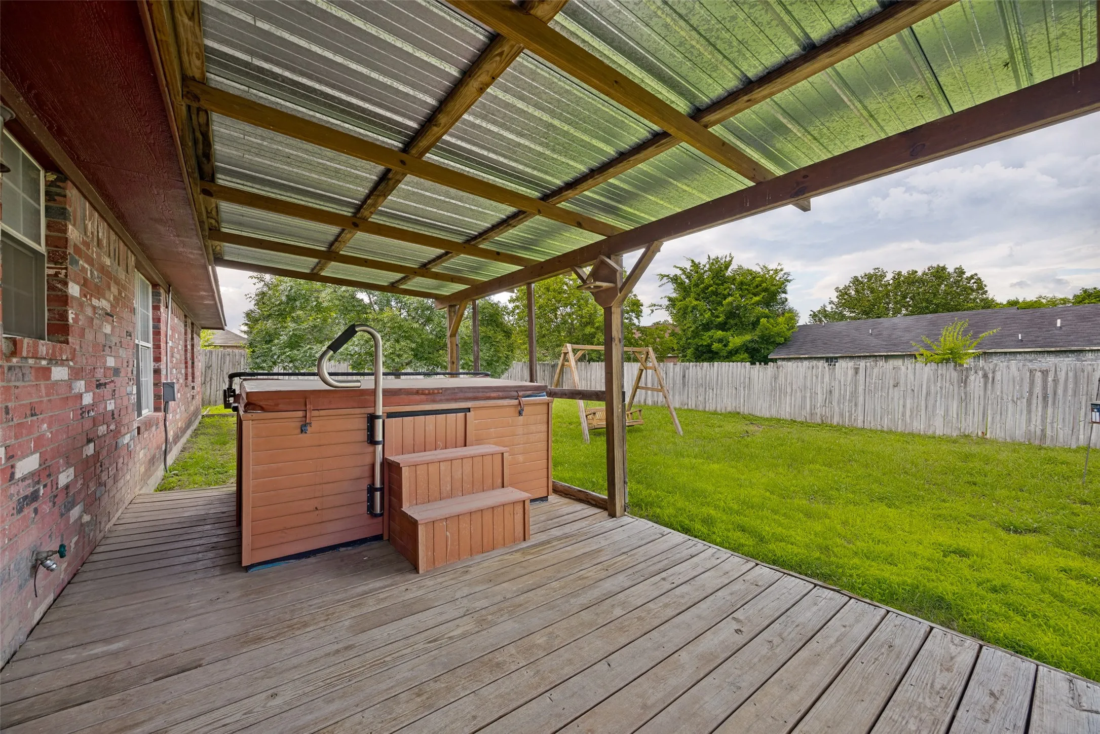Single Family Residence For Sale in Hunt County , 1009 Enlow Circle, Commerce, Texas 75428, 3 Bedroom, 2 Bathroom, 1 Garage spaces, 1,285 Sqft, built in 1999, mls#21376050, Real Estate Agent in Commerce, Homes For Sale in Hunt county, Homes For Sale in Commerce, Realtor in Commerce Texas, Real Estate Brokerage Independent Realty Texas, Luminita Cordes Realtor