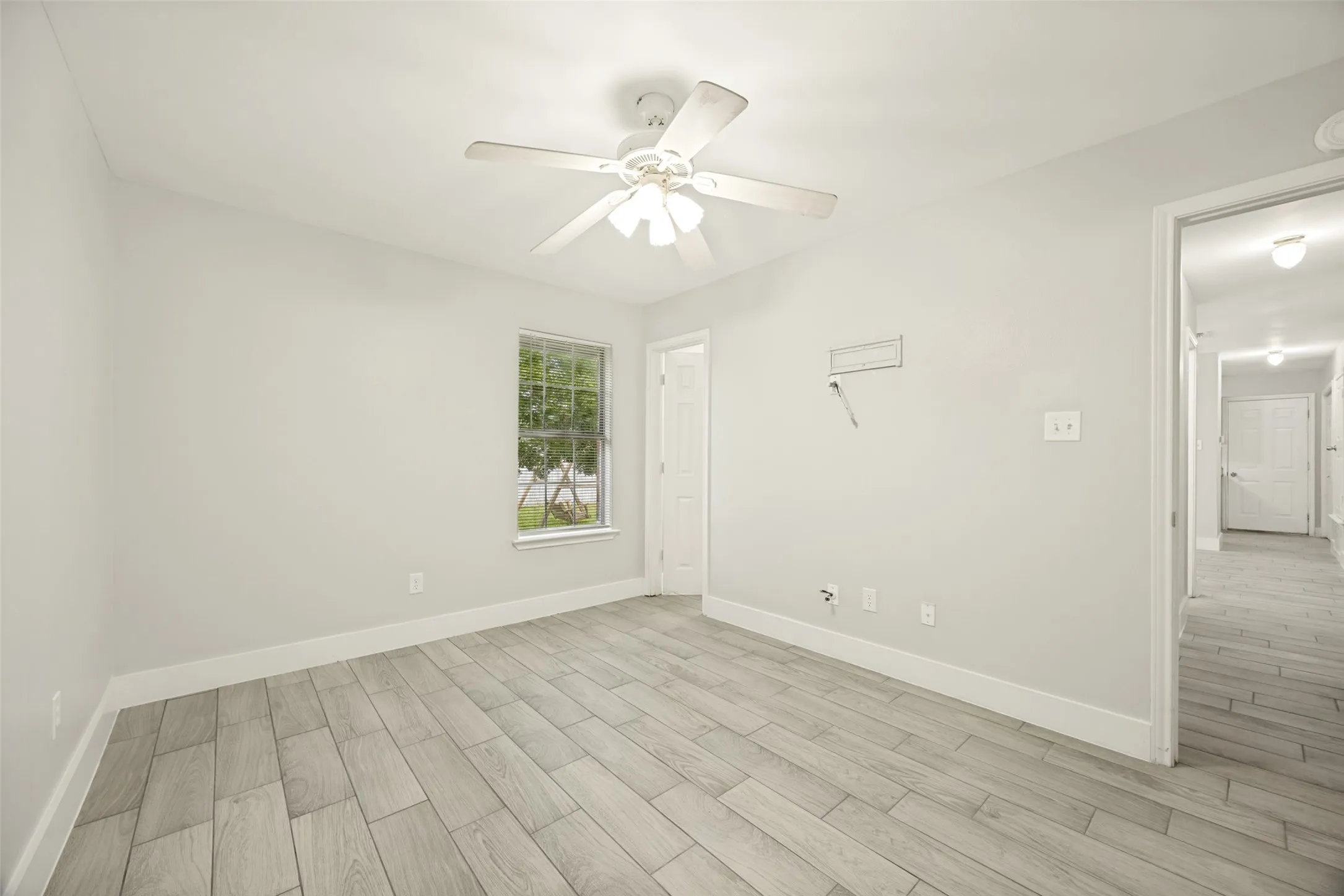 Single Family Residence For Sale in Hunt County , 1009 Enlow Circle, Commerce, Texas 75428, 3 Bedroom, 2 Bathroom, 1 Garage spaces, 1,285 Sqft, built in 1999, mls#21376050, Real Estate Agent in Commerce, Homes For Sale in Hunt county, Homes For Sale in Commerce, Realtor in Commerce Texas, Real Estate Brokerage Independent Realty Texas, Luminita Cordes Realtor